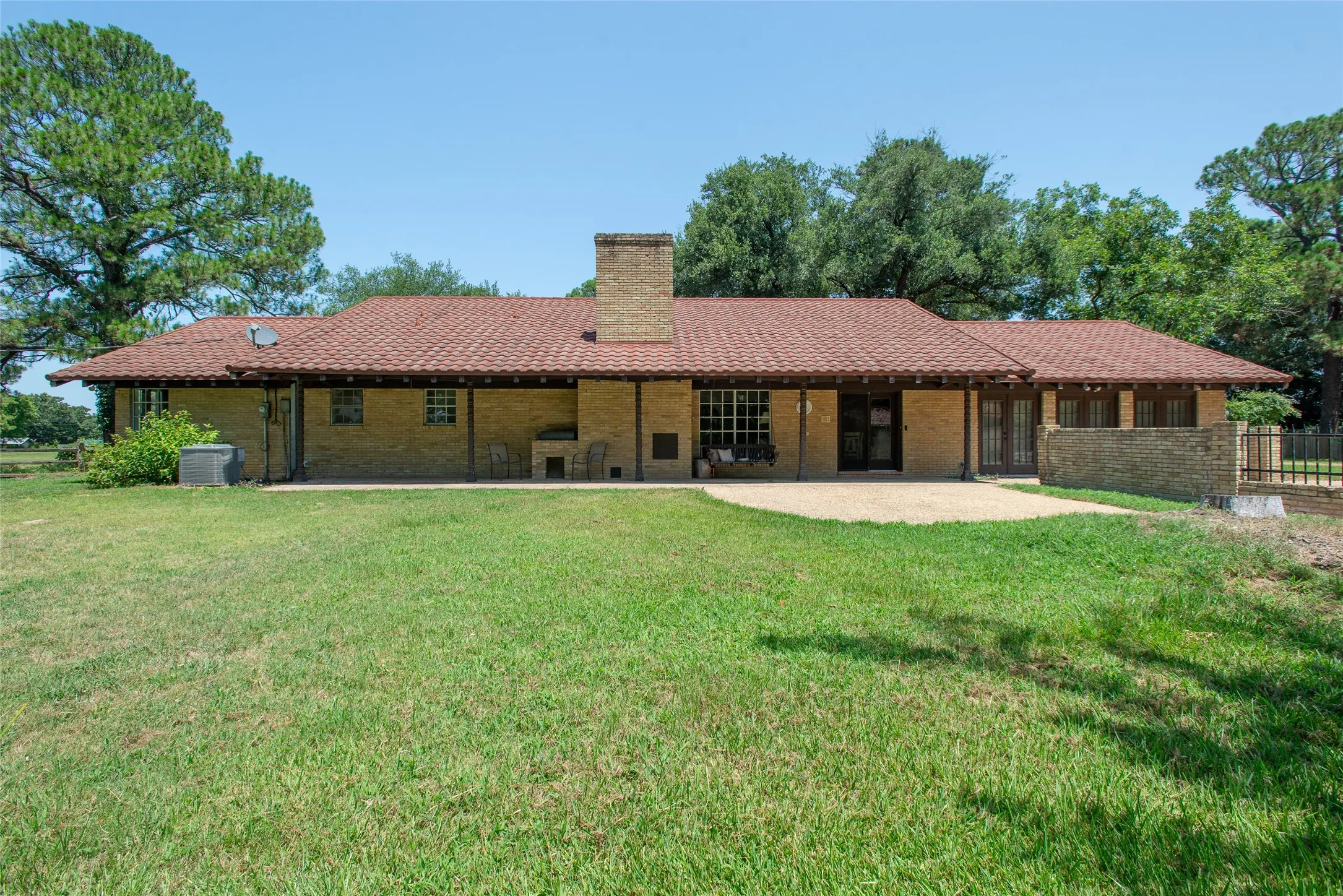 Single Family Residence For Sale in Henderson County , 7470 FM 317, Athens, Texas 75752, 3 Bedroom, 3 Bathroom, Garage spaces, 2,848 Sqft, built in 1967, mls#21340805, Real Estate Agent in Athens, Homes For Sale in Henderson county, Homes For Sale in Athens, Realtor in Athens Texas, Real Estate Brokerage Independent Realty Texas, Luminita Cordes Realtor