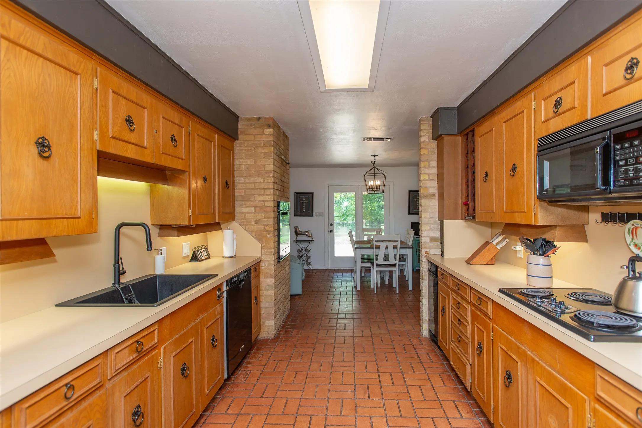 Single Family Residence For Sale in Henderson County , 7470 FM 317, Athens, Texas 75752, 3 Bedroom, 3 Bathroom, Garage spaces, 2,848 Sqft, built in 1967, mls#21340805, Real Estate Agent in Athens, Homes For Sale in Henderson county, Homes For Sale in Athens, Realtor in Athens Texas, Real Estate Brokerage Independent Realty Texas, Luminita Cordes Realtor