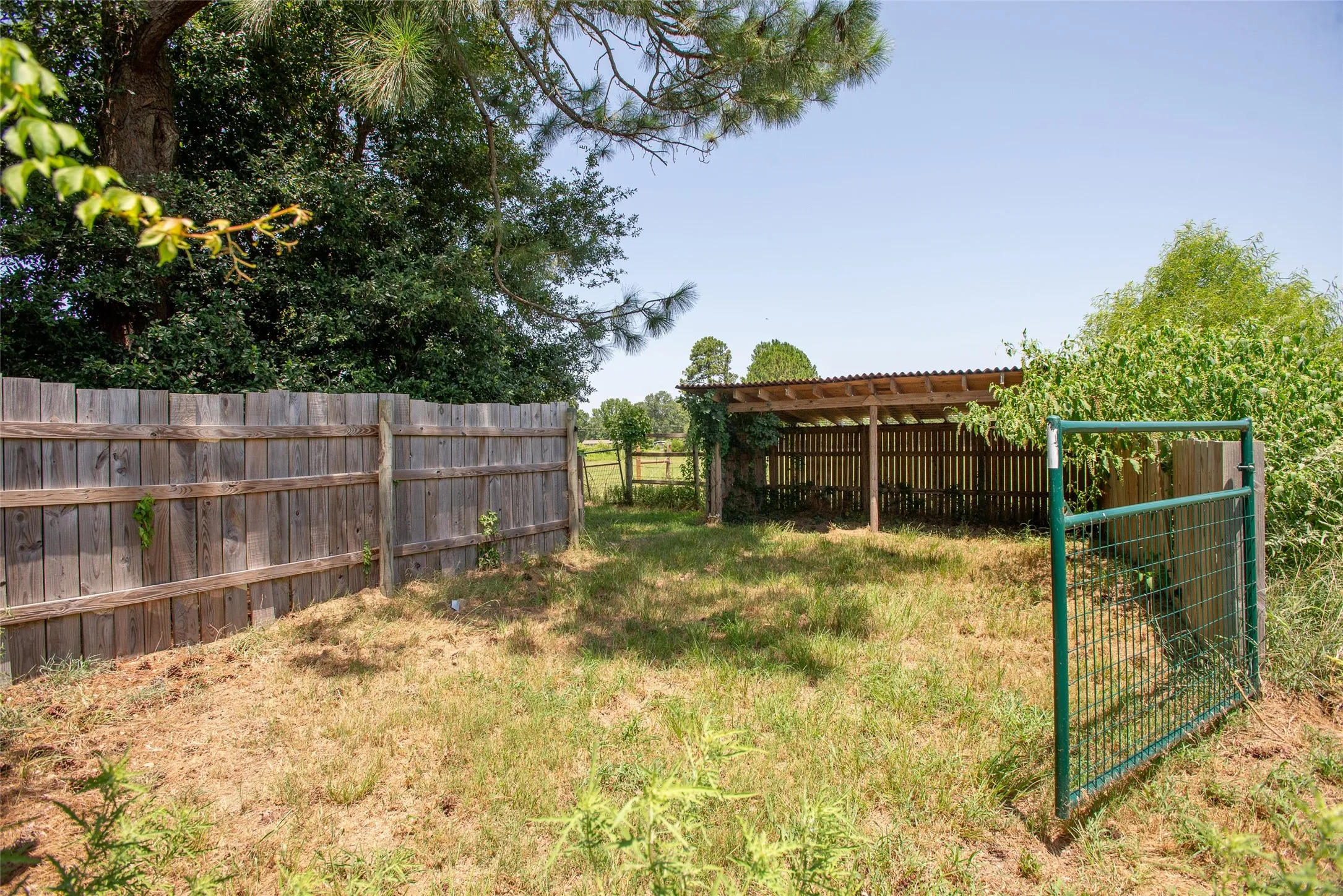 Single Family Residence For Sale in Henderson County , 7470 FM 317, Athens, Texas 75752, 3 Bedroom, 3 Bathroom, Garage spaces, 2,848 Sqft, built in 1967, mls#21340805, Real Estate Agent in Athens, Homes For Sale in Henderson county, Homes For Sale in Athens, Realtor in Athens Texas, Real Estate Brokerage Independent Realty Texas, Luminita Cordes Realtor