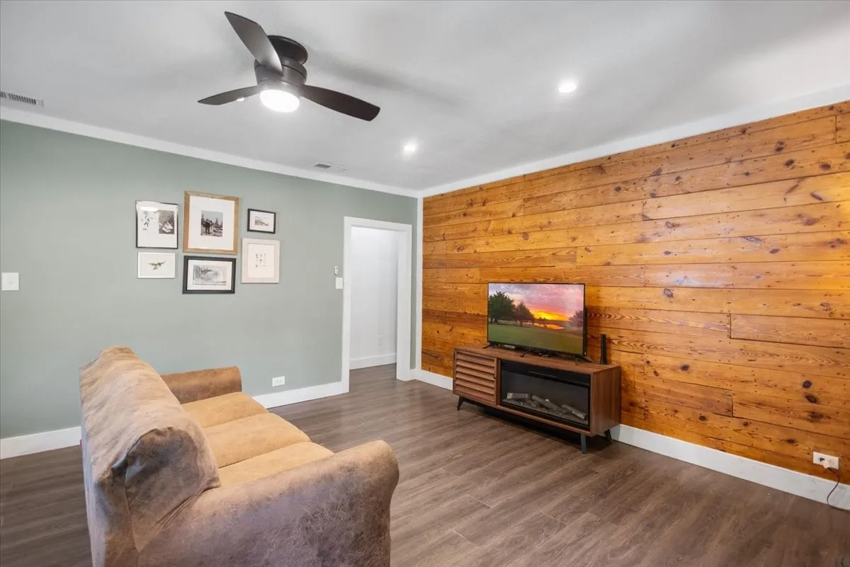 Single Family Residence For Sale in Smith County , 14340 HWY 110 N, Tyler, Texas 75704, 2 Bedroom, 2 Bathroom, Garage spaces, 1,398 Sqft, built in 1940, Price $229,999, mls#21340837, Real Estate Agent in Tyler, Homes For Sale in Smith county, Homes For Sale in Tyler, Realtor in Tyler Texas, Real Estate Brokerage Independent Realty Texas, Luminita Cordes Realtor