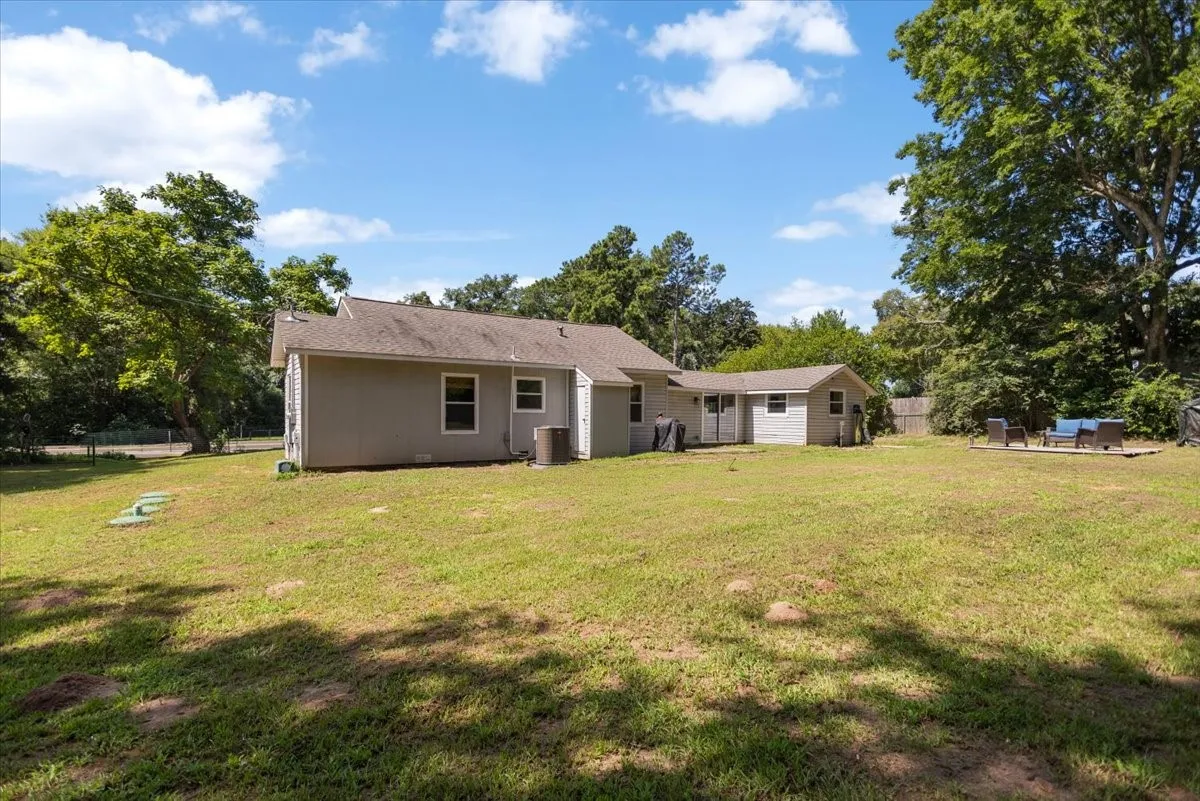 Single Family Residence For Sale in Smith County , 14340 HWY 110 N, Tyler, Texas 75704, 2 Bedroom, 2 Bathroom, Garage spaces, 1,398 Sqft, built in 1940, Price $229,999, mls#21340837, Real Estate Agent in Tyler, Homes For Sale in Smith county, Homes For Sale in Tyler, Realtor in Tyler Texas, Real Estate Brokerage Independent Realty Texas, Luminita Cordes Realtor