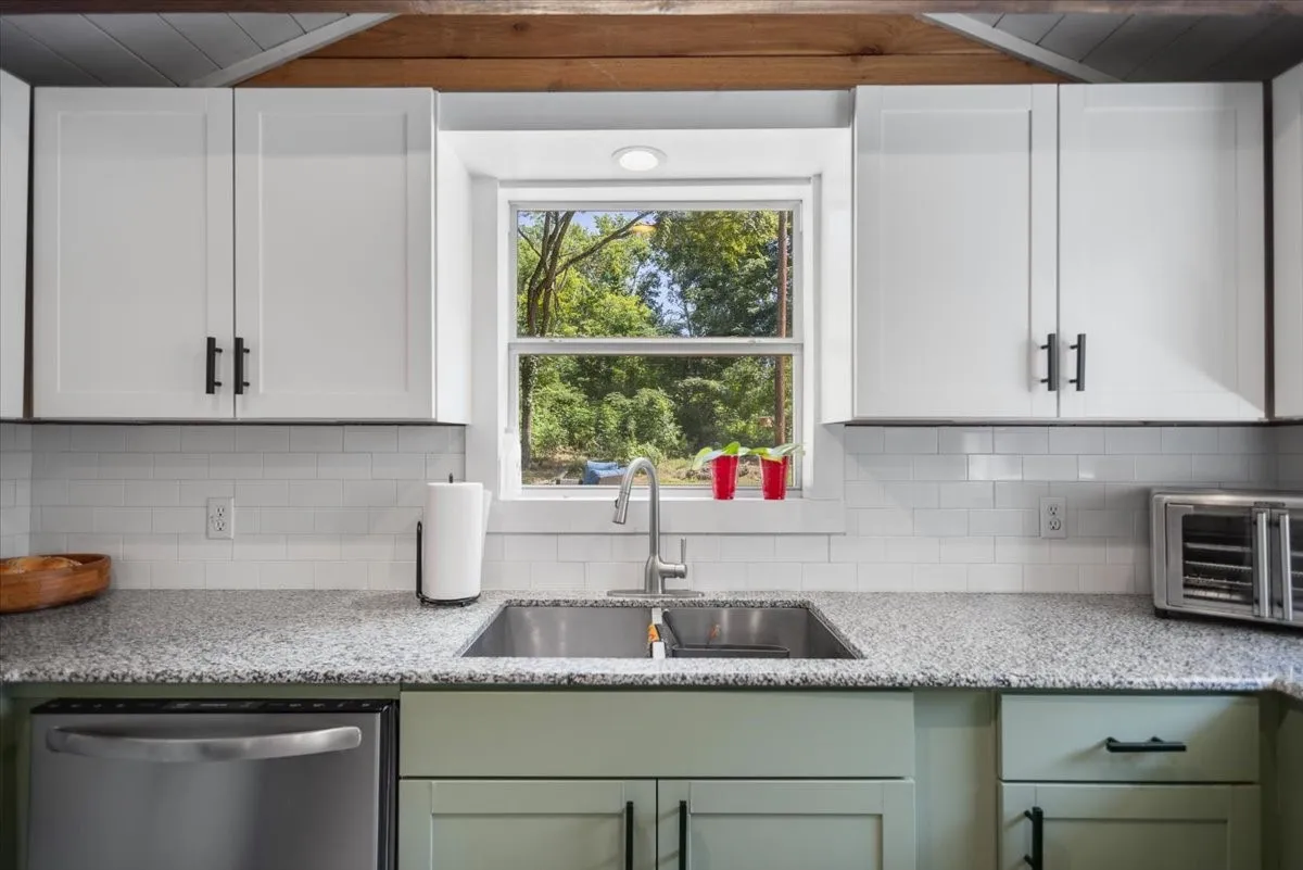 Single Family Residence For Sale in Smith County , 14340 HWY 110 N, Tyler, Texas 75704, 2 Bedroom, 2 Bathroom, Garage spaces, 1,398 Sqft, built in 1940, Price $229,999, mls#21340837, Real Estate Agent in Tyler, Homes For Sale in Smith county, Homes For Sale in Tyler, Realtor in Tyler Texas, Real Estate Brokerage Independent Realty Texas, Luminita Cordes Realtor