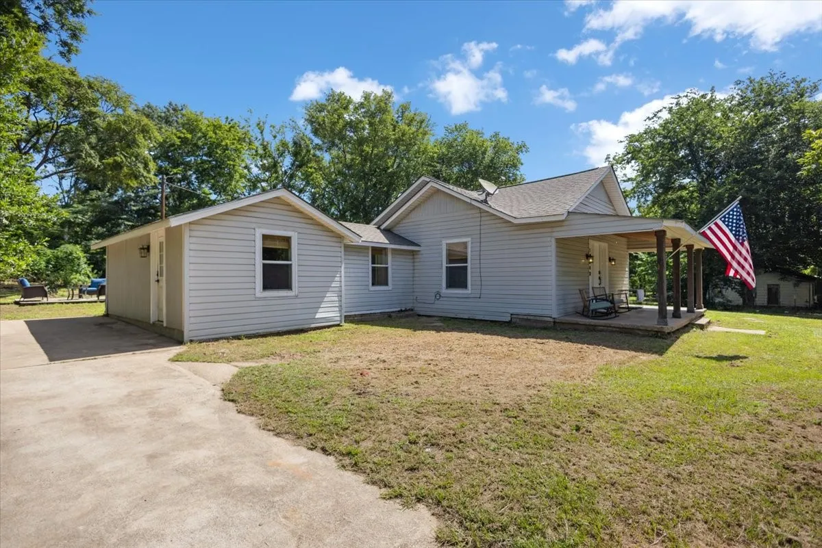 Single Family Residence For Sale in Smith County , 14340 HWY 110 N, Tyler, Texas 75704, 2 Bedroom, 2 Bathroom, Garage spaces, 1,398 Sqft, built in 1940, Price $229,999, mls#21340837, Real Estate Agent in Tyler, Homes For Sale in Smith county, Homes For Sale in Tyler, Realtor in Tyler Texas, Real Estate Brokerage Independent Realty Texas, Luminita Cordes Realtor