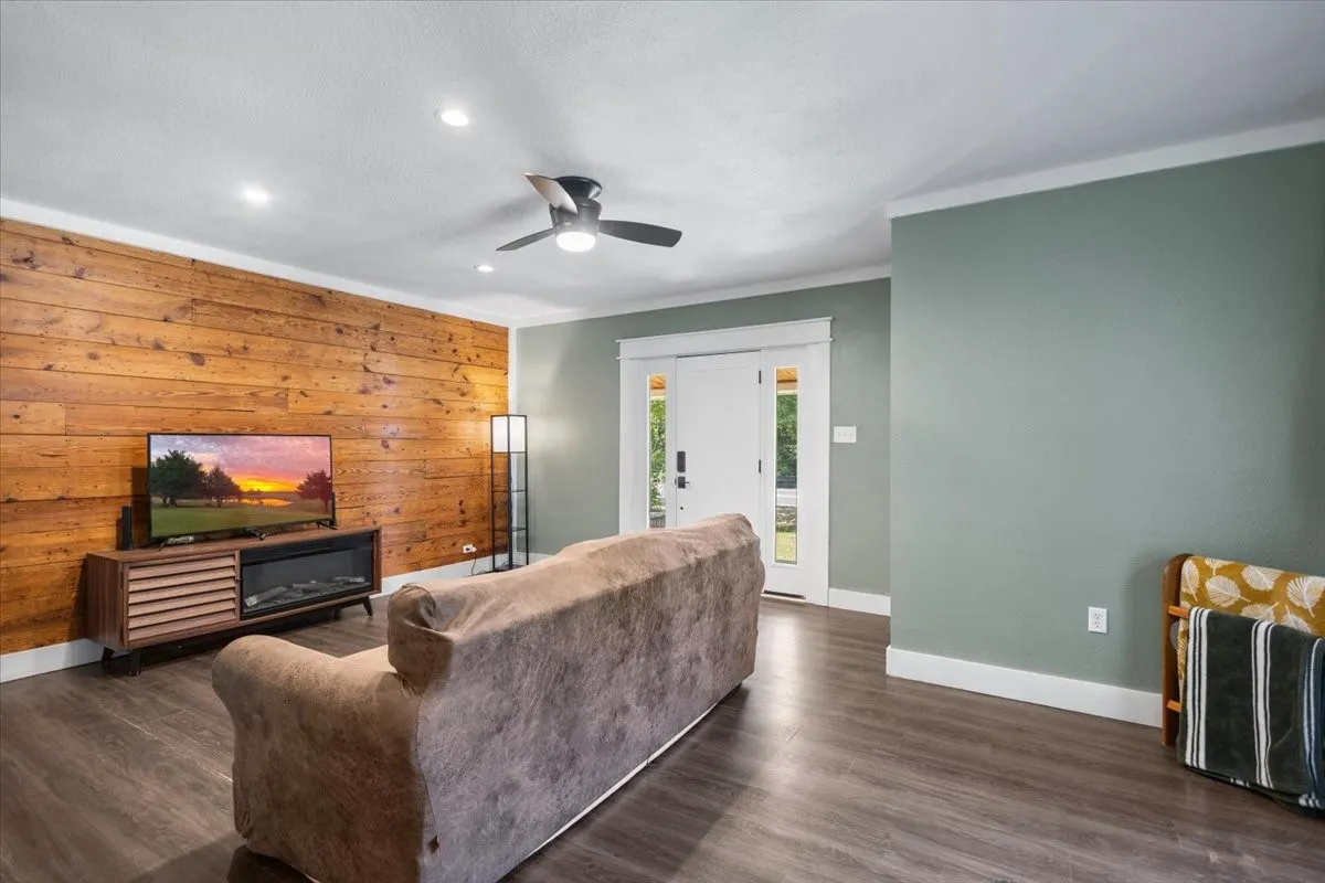 Single Family Residence For Sale in Smith County , 14340 HWY 110 N, Tyler, Texas 75704, 2 Bedroom, 2 Bathroom, Garage spaces, 1,398 Sqft, built in 1940, Price $229,999, mls#21340837, Real Estate Agent in Tyler, Homes For Sale in Smith county, Homes For Sale in Tyler, Realtor in Tyler Texas, Real Estate Brokerage Independent Realty Texas, Luminita Cordes Realtor