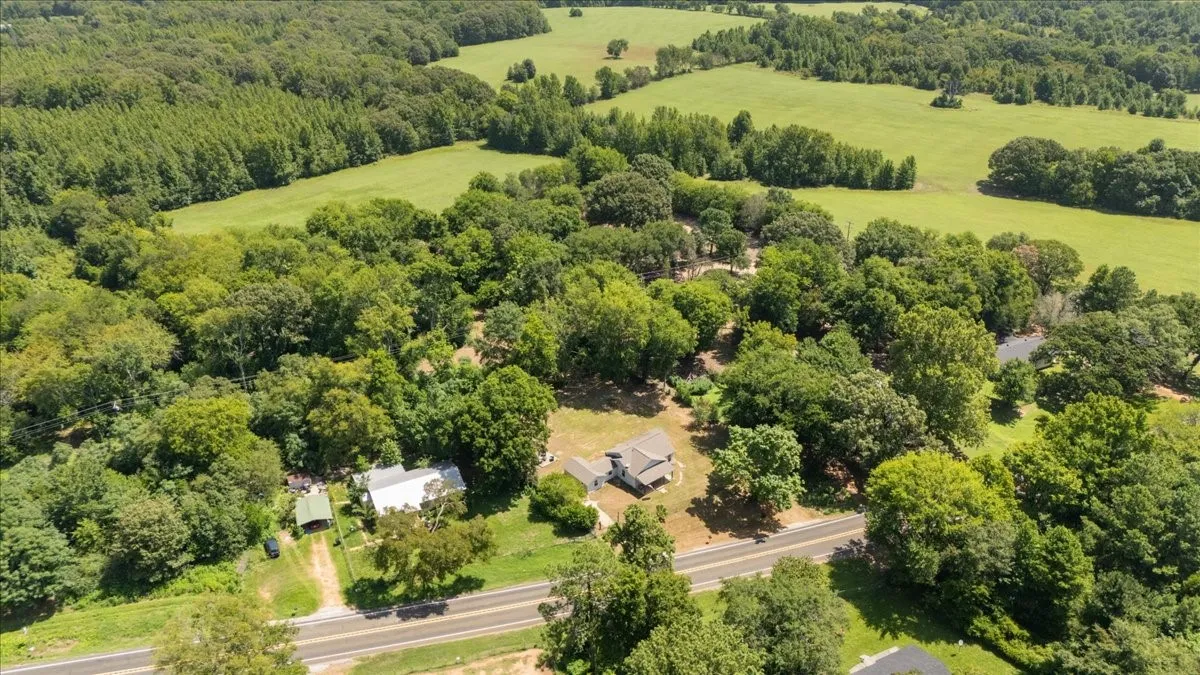 Single Family Residence For Sale in Smith County , 14340 HWY 110 N, Tyler, Texas 75704, 2 Bedroom, 2 Bathroom, Garage spaces, 1,398 Sqft, built in 1940, Price $229,999, mls#21340837, Real Estate Agent in Tyler, Homes For Sale in Smith county, Homes For Sale in Tyler, Realtor in Tyler Texas, Real Estate Brokerage Independent Realty Texas, Luminita Cordes Realtor