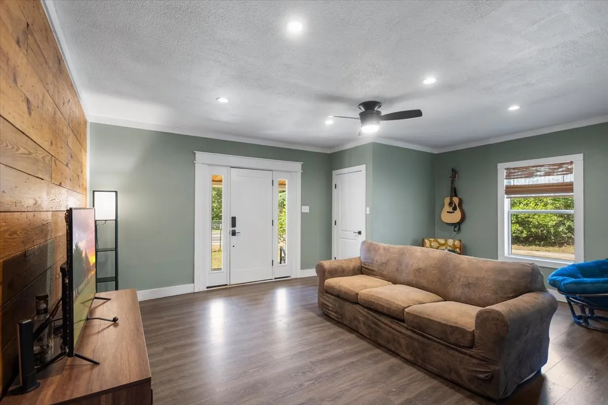 Single Family Residence For Sale in Smith County , 14340 HWY 110 N, Tyler, Texas 75704, 2 Bedroom, 2 Bathroom, Garage spaces, 1,398 Sqft, built in 1940, Price $229,999, mls#21340837, Real Estate Agent in Tyler, Homes For Sale in Smith county, Homes For Sale in Tyler, Realtor in Tyler Texas, Real Estate Brokerage Independent Realty Texas, Luminita Cordes Realtor