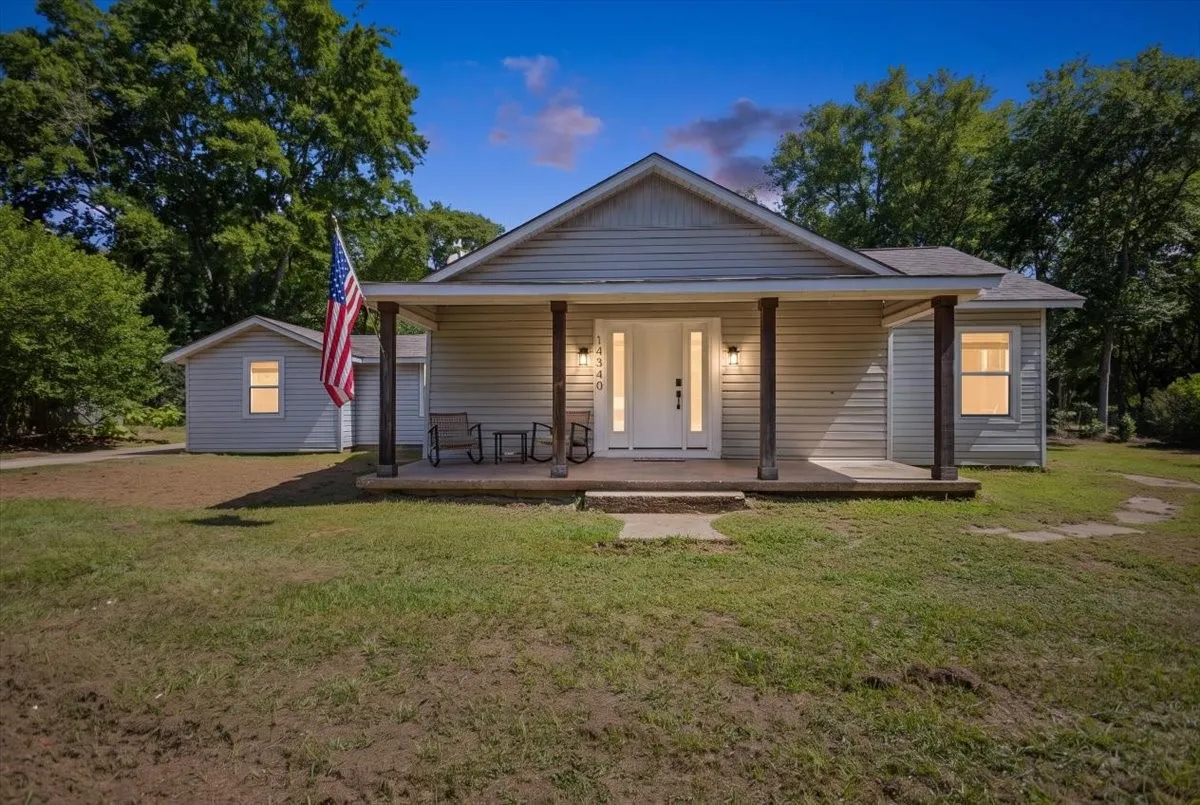 Single Family Residence For Sale in Smith County , 14340 HWY 110 N, Tyler, Texas 75704, 2 Bedroom, 2 Bathroom, Garage spaces, 1,398 Sqft, built in 1940, Price $229,999, mls#21340837, Real Estate Agent in Tyler, Homes For Sale in Smith county, Homes For Sale in Tyler, Realtor in Tyler Texas, Real Estate Brokerage Independent Realty Texas, Luminita Cordes Realtor