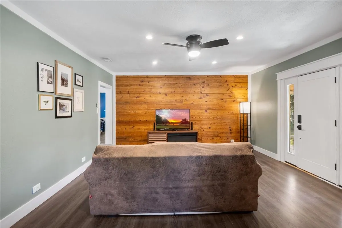 Single Family Residence For Sale in Smith County , 14340 HWY 110 N, Tyler, Texas 75704, 2 Bedroom, 2 Bathroom, Garage spaces, 1,398 Sqft, built in 1940, Price $229,999, mls#21340837, Real Estate Agent in Tyler, Homes For Sale in Smith county, Homes For Sale in Tyler, Realtor in Tyler Texas, Real Estate Brokerage Independent Realty Texas, Luminita Cordes Realtor