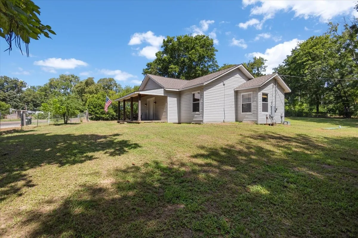 Single Family Residence For Sale in Smith County , 14340 HWY 110 N, Tyler, Texas 75704, 2 Bedroom, 2 Bathroom, Garage spaces, 1,398 Sqft, built in 1940, Price $229,999, mls#21340837, Real Estate Agent in Tyler, Homes For Sale in Smith county, Homes For Sale in Tyler, Realtor in Tyler Texas, Real Estate Brokerage Independent Realty Texas, Luminita Cordes Realtor