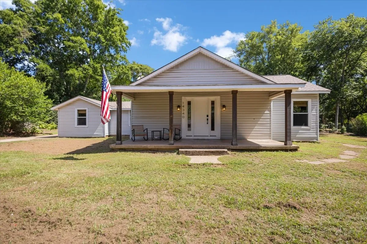 Single Family Residence For Sale in Smith County , 14340 HWY 110 N, Tyler, Texas 75704, 2 Bedroom, 2 Bathroom, Garage spaces, 1,398 Sqft, built in 1940, Price $229,999, mls#21340837, Real Estate Agent in Tyler, Homes For Sale in Smith county, Homes For Sale in Tyler, Realtor in Tyler Texas, Real Estate Brokerage Independent Realty Texas, Luminita Cordes Realtor
