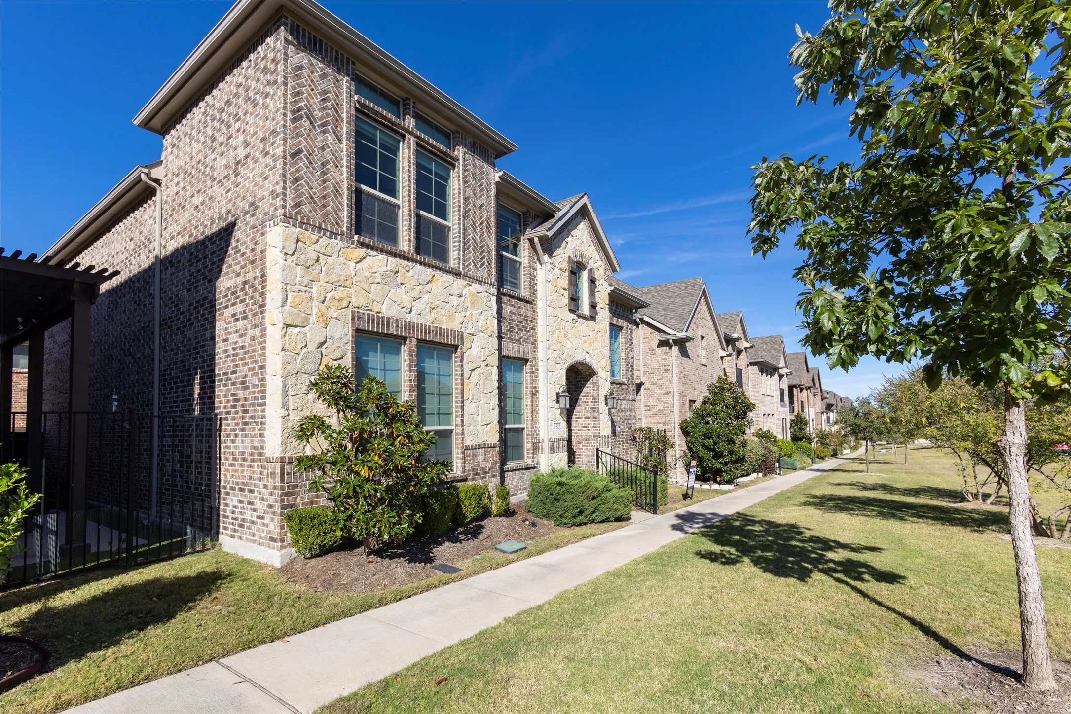 Single Family Residence For Sale in Dallas County , 2455 Cathedral Drive, Richardson, Texas 75080, 3 Bedroom, 3 Bathroom, 2 Garage spaces, 2,511 Sqft, built in 2017, mls#21339996, Real Estate Agent in Richardson, Homes For Sale in Dallas county, Homes For Sale in Richardson, Realtor in Richardson Texas, Real Estate Brokerage Independent Realty Texas, Luminita Cordes Realtor