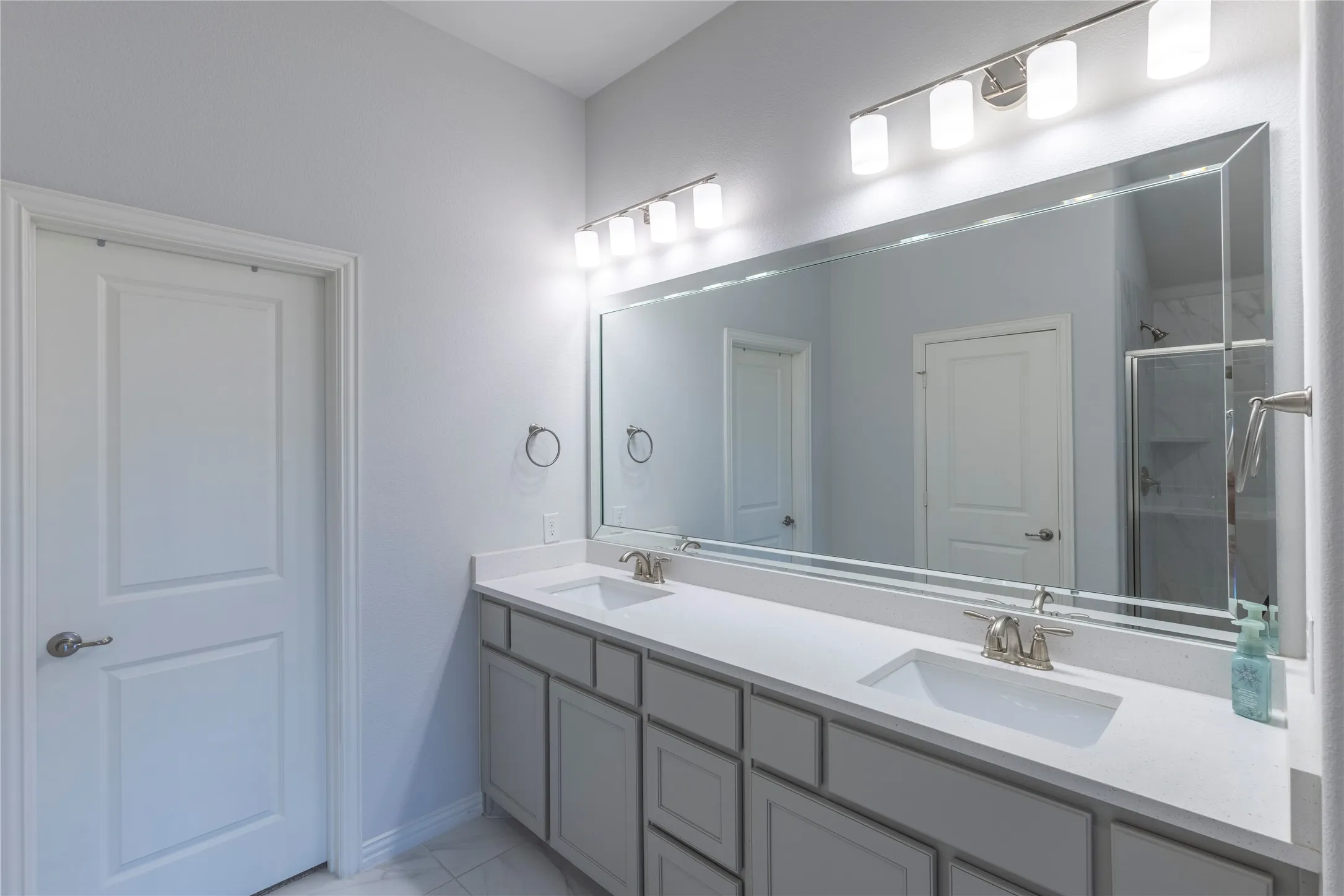 Single Family Residence For Sale in Dallas County , 2455 Cathedral Drive, Richardson, Texas 75080, 3 Bedroom, 3 Bathroom, 2 Garage spaces, 2,511 Sqft, built in 2017, mls#21339996, Real Estate Agent in Richardson, Homes For Sale in Dallas county, Homes For Sale in Richardson, Realtor in Richardson Texas, Real Estate Brokerage Independent Realty Texas, Luminita Cordes Realtor