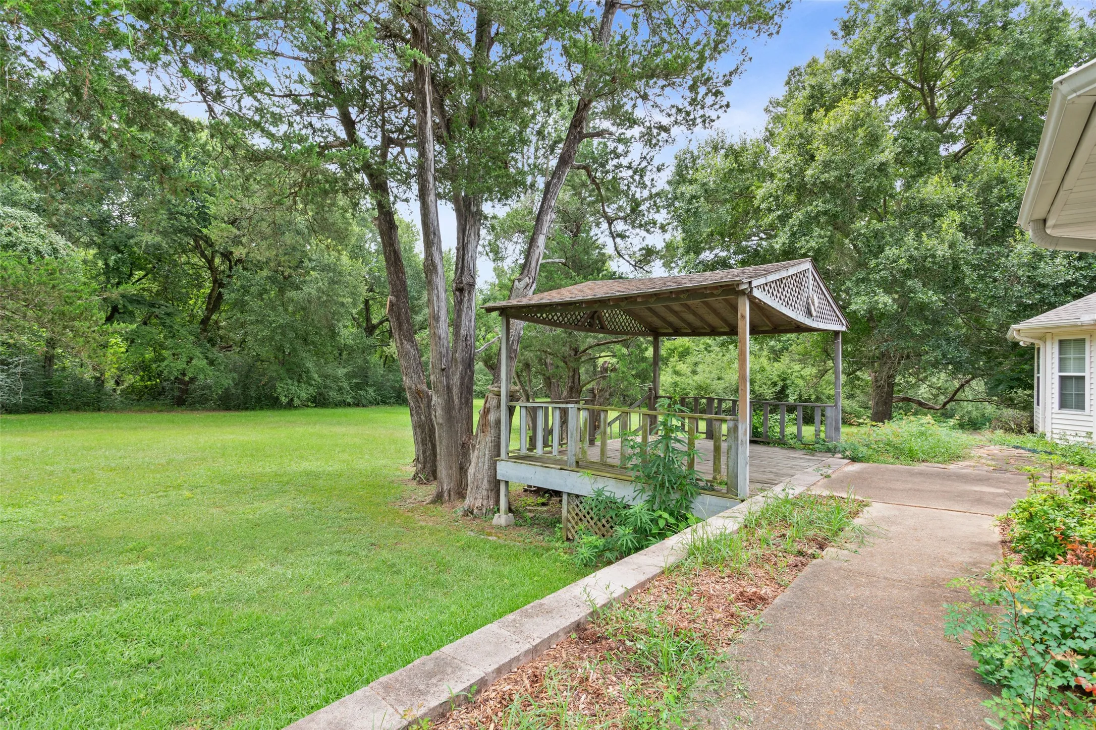 Single Family Residence For Sale in Freestone County , 804 Canary Lane, Fairfield, Texas 75840, 2 Bedrooms, 2 Bathrooms, 2 Garage spaces, 1,567 Sqft, built in 2001, Price $349,500, mls#21340771, Real Estate Agent in Fairfield, Homes For Sale in Freestone county, Homes For Sale in Fairfield, Realtor in Fairfield Texas, Real Estate Brokerage Independent Realty Texas, Luminita Cordes Realtor