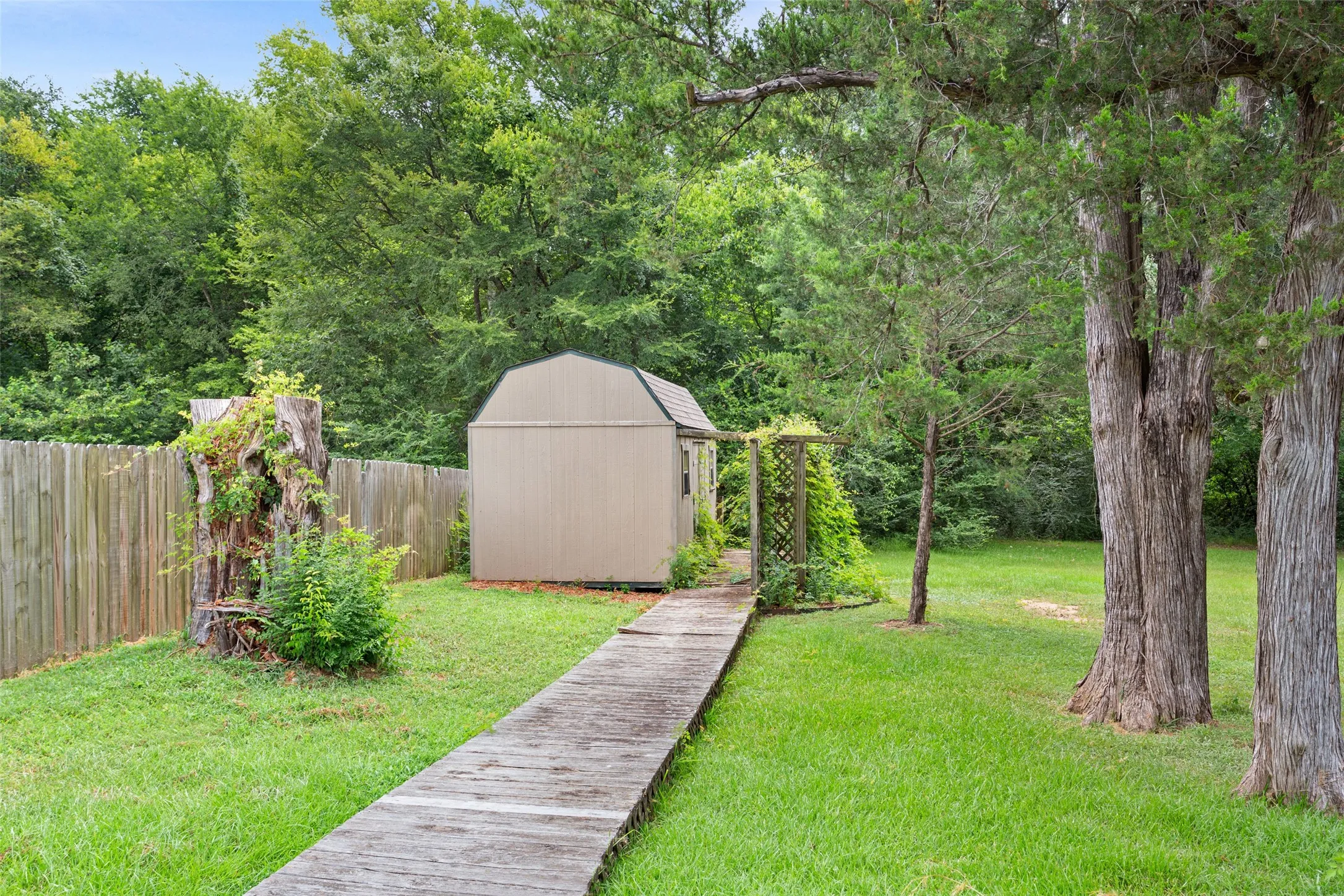 Single Family Residence For Sale in Freestone County , 804 Canary Lane, Fairfield, Texas 75840, 2 Bedrooms, 2 Bathrooms, 2 Garage spaces, 1,567 Sqft, built in 2001, Price $349,500, mls#21340771, Real Estate Agent in Fairfield, Homes For Sale in Freestone county, Homes For Sale in Fairfield, Realtor in Fairfield Texas, Real Estate Brokerage Independent Realty Texas, Luminita Cordes Realtor