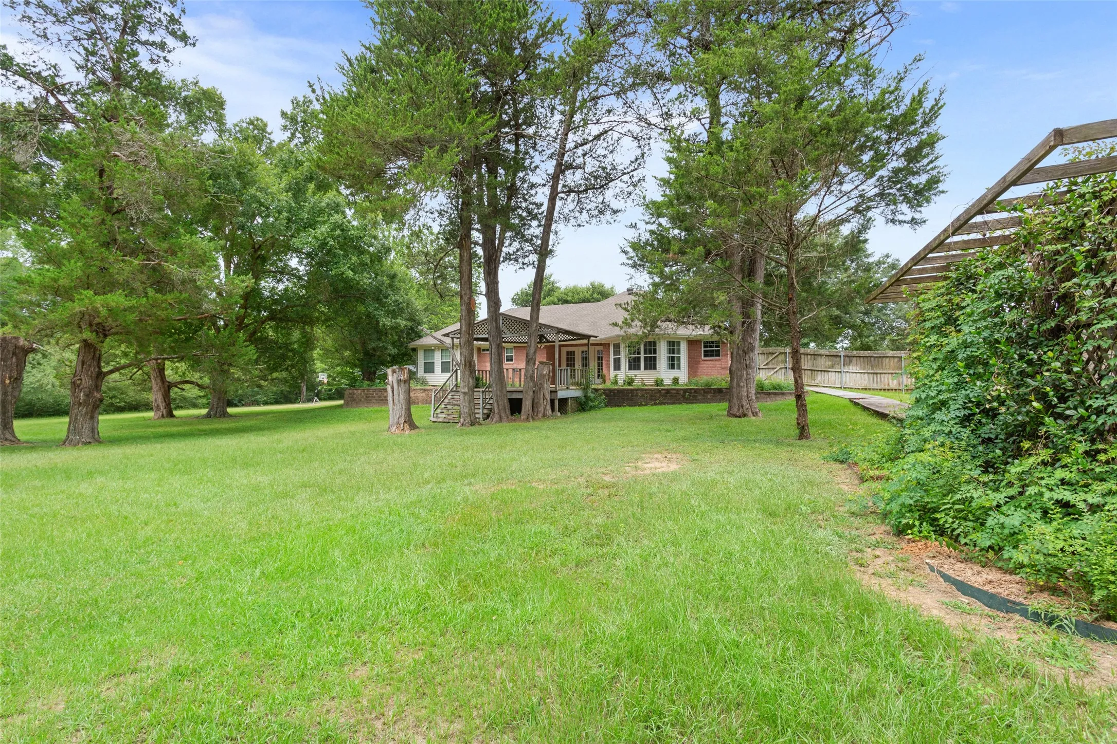 Single Family Residence For Sale in Freestone County , 804 Canary Lane, Fairfield, Texas 75840, 2 Bedrooms, 2 Bathrooms, 2 Garage spaces, 1,567 Sqft, built in 2001, Price $349,500, mls#21340771, Real Estate Agent in Fairfield, Homes For Sale in Freestone county, Homes For Sale in Fairfield, Realtor in Fairfield Texas, Real Estate Brokerage Independent Realty Texas, Luminita Cordes Realtor