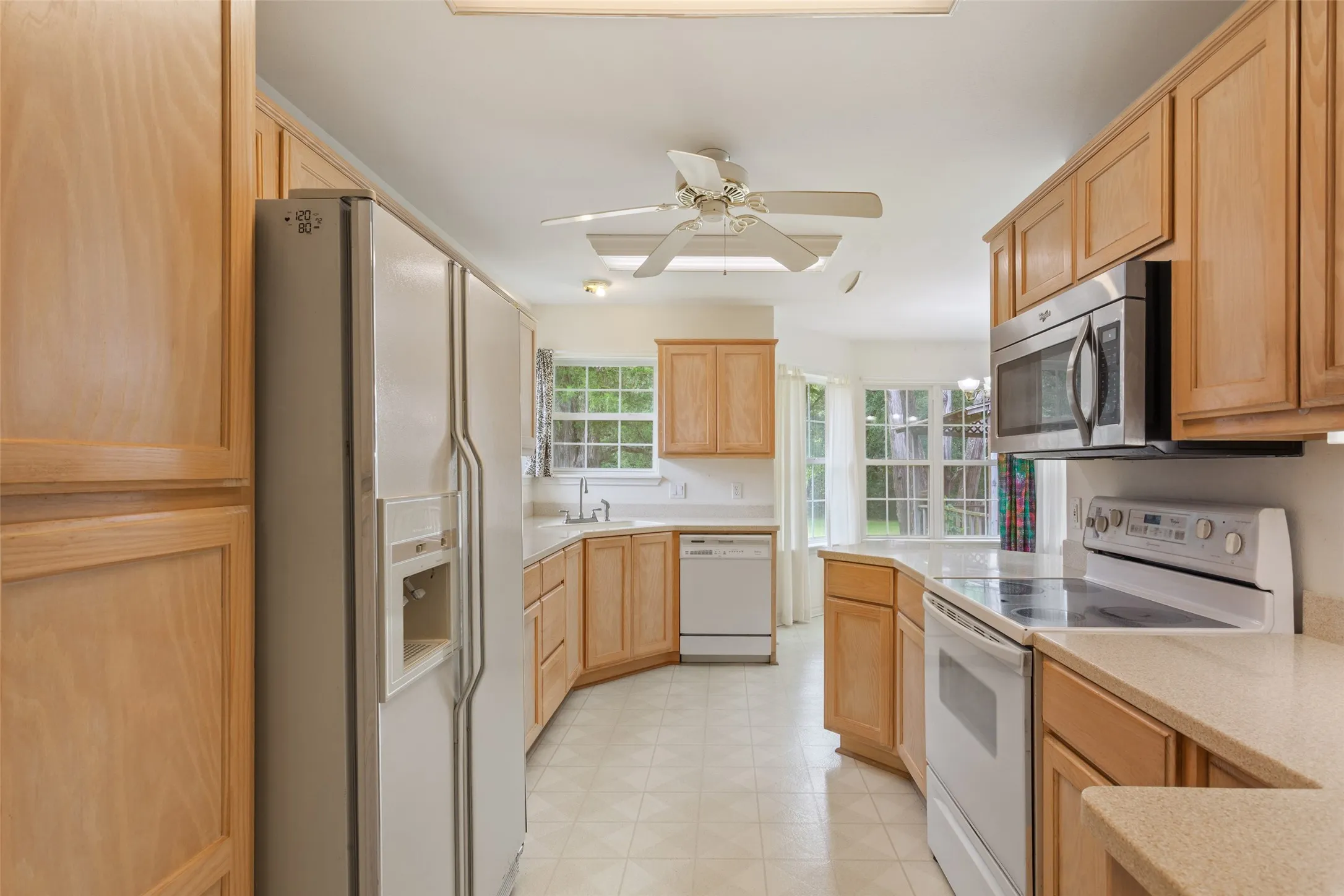 Single Family Residence For Sale in Freestone County , 804 Canary Lane, Fairfield, Texas 75840, 2 Bedrooms, 2 Bathrooms, 2 Garage spaces, 1,567 Sqft, built in 2001, Price $349,500, mls#21340771, Real Estate Agent in Fairfield, Homes For Sale in Freestone county, Homes For Sale in Fairfield, Realtor in Fairfield Texas, Real Estate Brokerage Independent Realty Texas, Luminita Cordes Realtor