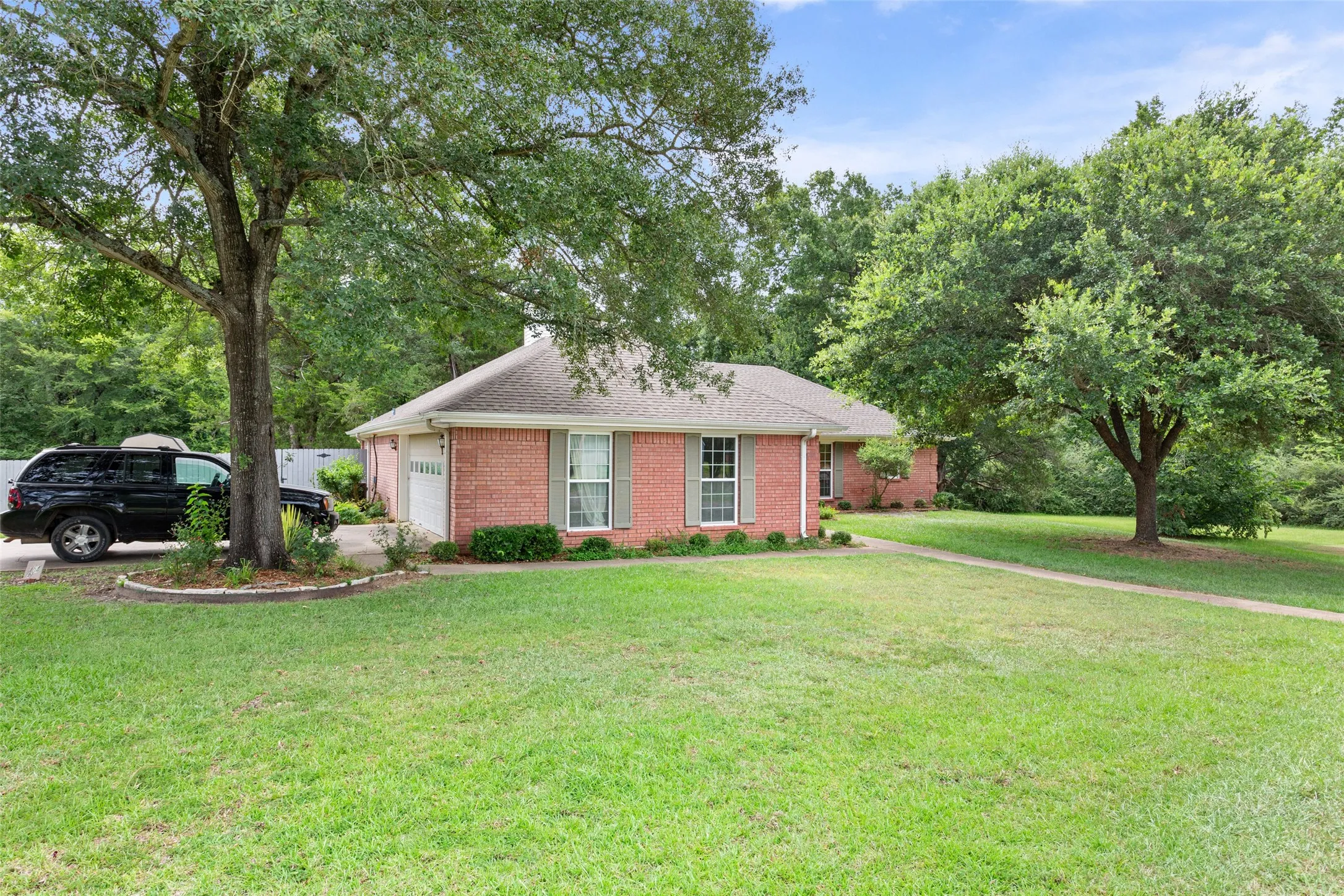 Single Family Residence For Sale in Freestone County , 804 Canary Lane, Fairfield, Texas 75840, 2 Bedrooms, 2 Bathrooms, 2 Garage spaces, 1,567 Sqft, built in 2001, Price $349,500, mls#21340771, Real Estate Agent in Fairfield, Homes For Sale in Freestone county, Homes For Sale in Fairfield, Realtor in Fairfield Texas, Real Estate Brokerage Independent Realty Texas, Luminita Cordes Realtor