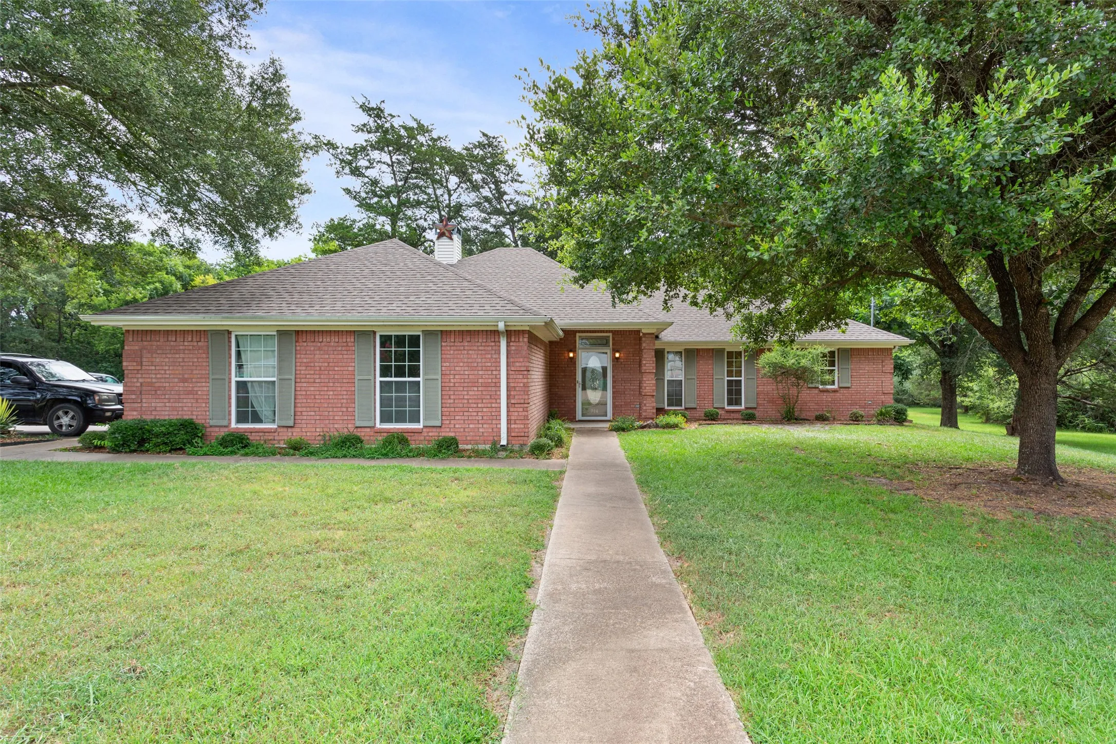 Single Family Residence For Sale in Freestone County , 804 Canary Lane, Fairfield, Texas 75840, 2 Bedrooms, 2 Bathrooms, 2 Garage spaces, 1,567 Sqft, built in 2001, Price $349,500, mls#21340771, Real Estate Agent in Fairfield, Homes For Sale in Freestone county, Homes For Sale in Fairfield, Realtor in Fairfield Texas, Real Estate Brokerage Independent Realty Texas, Luminita Cordes Realtor
