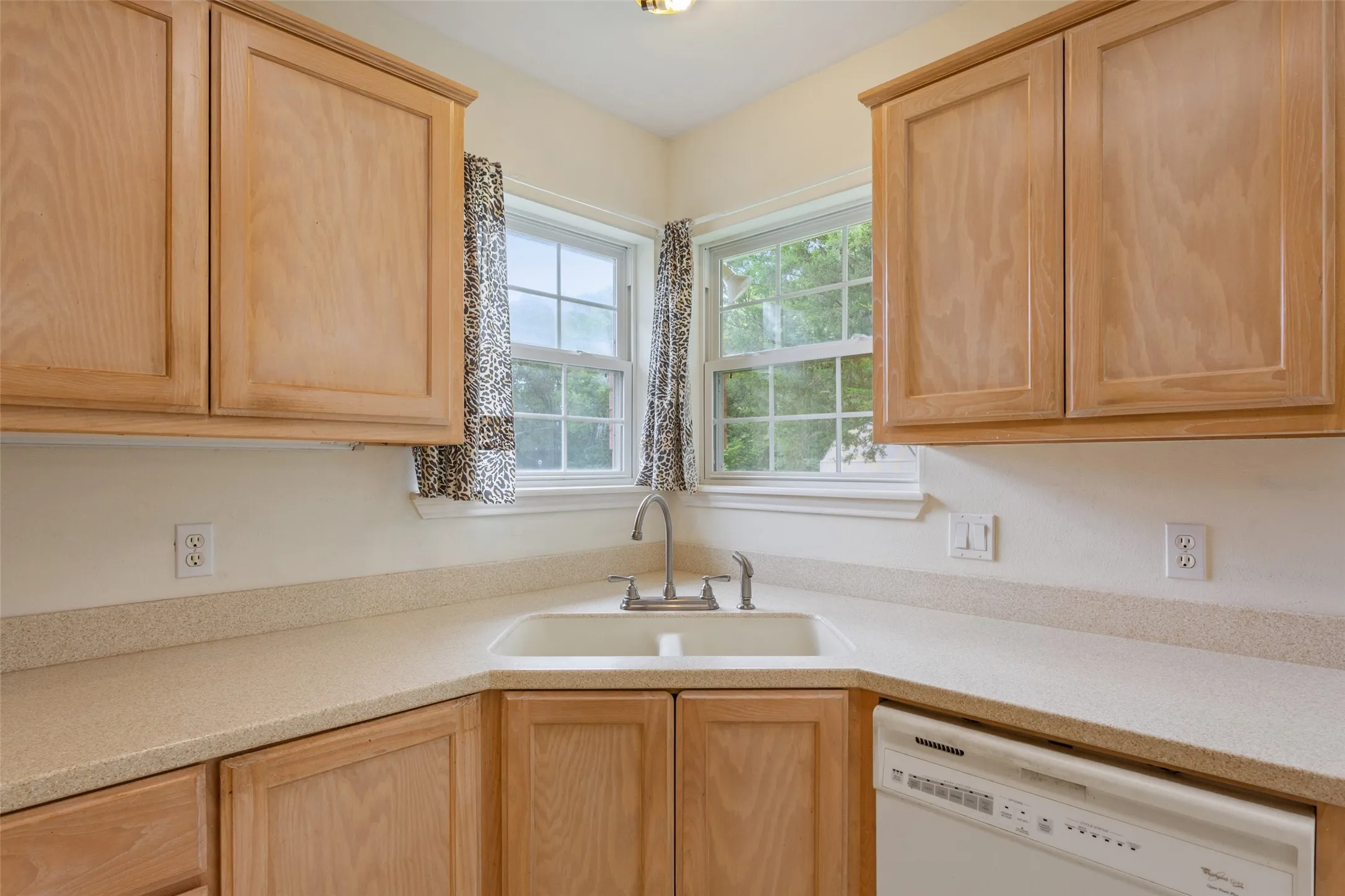 Single Family Residence For Sale in Freestone County , 804 Canary Lane, Fairfield, Texas 75840, 2 Bedrooms, 2 Bathrooms, 2 Garage spaces, 1,567 Sqft, built in 2001, Price $349,500, mls#21340771, Real Estate Agent in Fairfield, Homes For Sale in Freestone county, Homes For Sale in Fairfield, Realtor in Fairfield Texas, Real Estate Brokerage Independent Realty Texas, Luminita Cordes Realtor