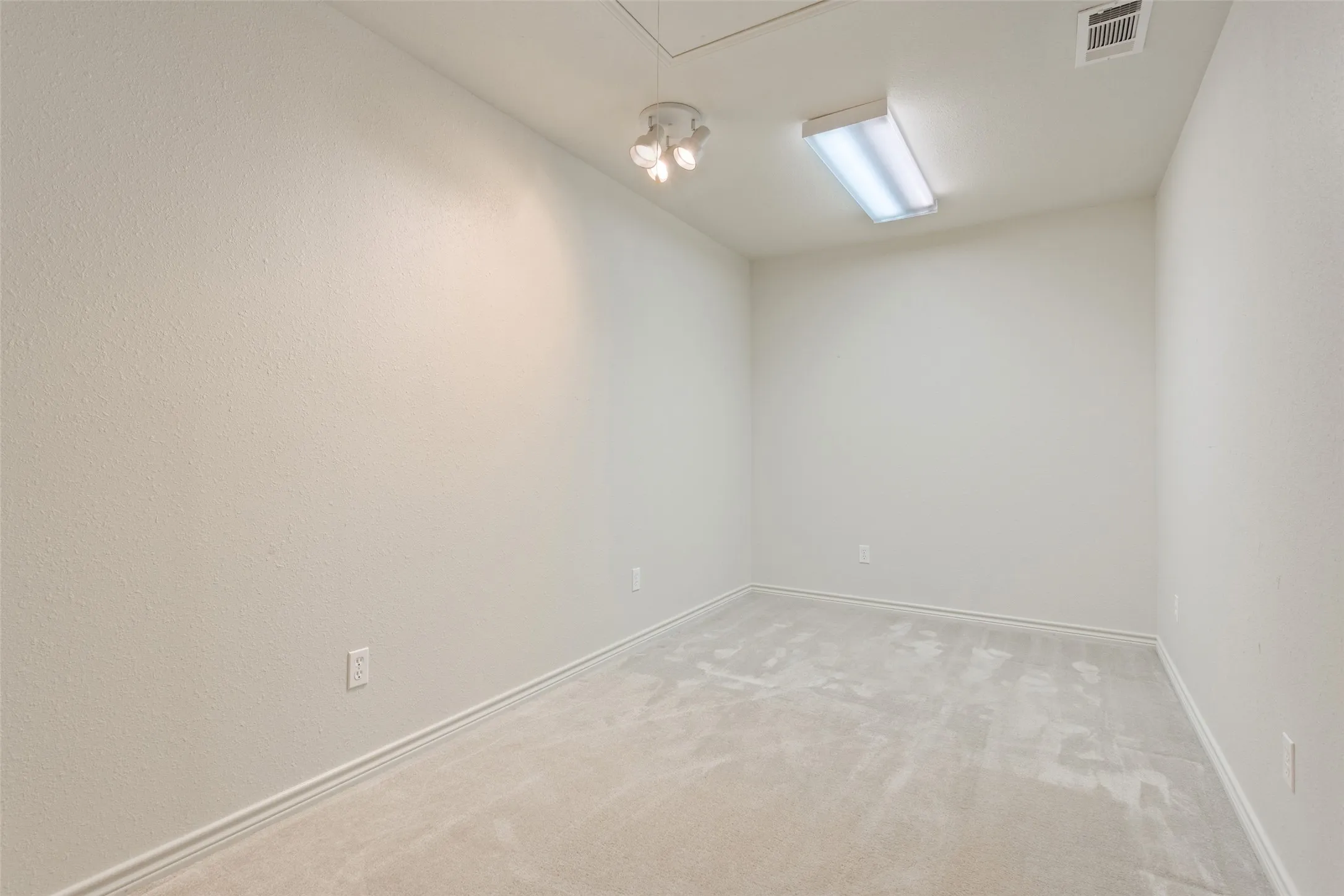Single Family Residence For Sale in Freestone County , 804 Canary Lane, Fairfield, Texas 75840, 2 Bedrooms, 2 Bathrooms, 2 Garage spaces, 1,567 Sqft, built in 2001, Price $349,500, mls#21340771, Real Estate Agent in Fairfield, Homes For Sale in Freestone county, Homes For Sale in Fairfield, Realtor in Fairfield Texas, Real Estate Brokerage Independent Realty Texas, Luminita Cordes Realtor