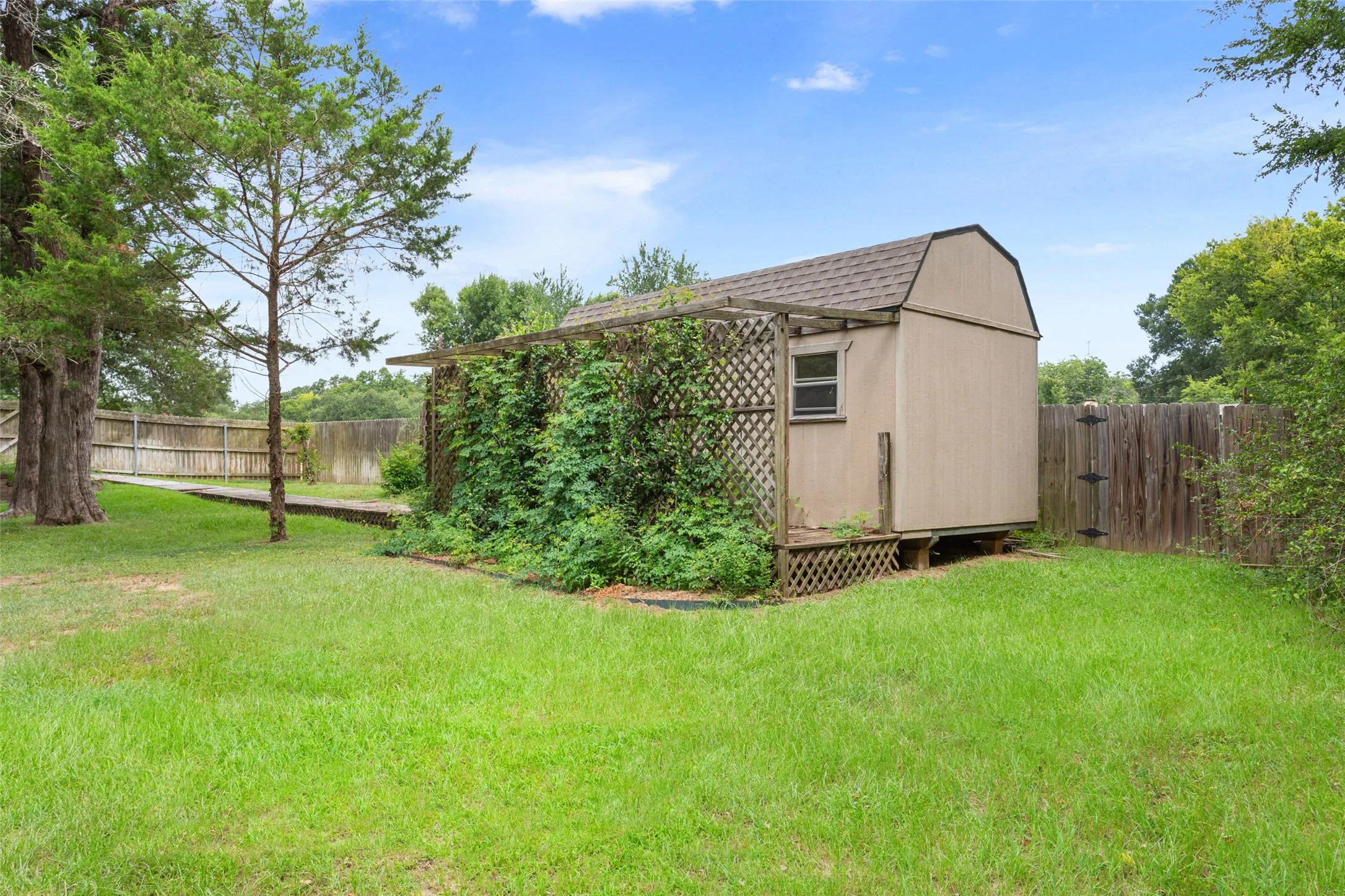 Single Family Residence For Sale in Freestone County , 804 Canary Lane, Fairfield, Texas 75840, 2 Bedrooms, 2 Bathrooms, 2 Garage spaces, 1,567 Sqft, built in 2001, Price $349,500, mls#21340771, Real Estate Agent in Fairfield, Homes For Sale in Freestone county, Homes For Sale in Fairfield, Realtor in Fairfield Texas, Real Estate Brokerage Independent Realty Texas, Luminita Cordes Realtor