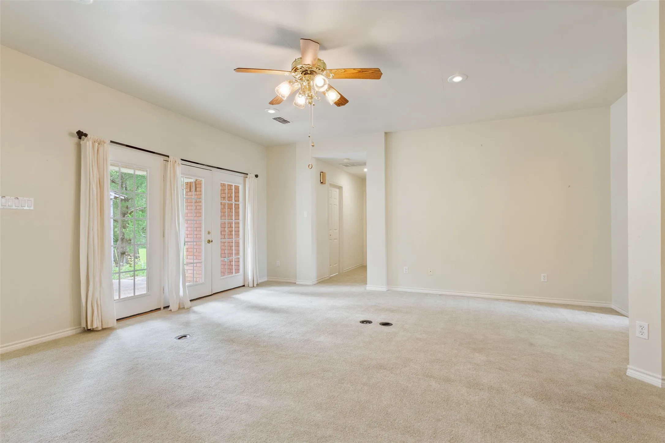 Single Family Residence For Sale in Freestone County , 804 Canary Lane, Fairfield, Texas 75840, 2 Bedrooms, 2 Bathrooms, 2 Garage spaces, 1,567 Sqft, built in 2001, Price $349,500, mls#21340771, Real Estate Agent in Fairfield, Homes For Sale in Freestone county, Homes For Sale in Fairfield, Realtor in Fairfield Texas, Real Estate Brokerage Independent Realty Texas, Luminita Cordes Realtor