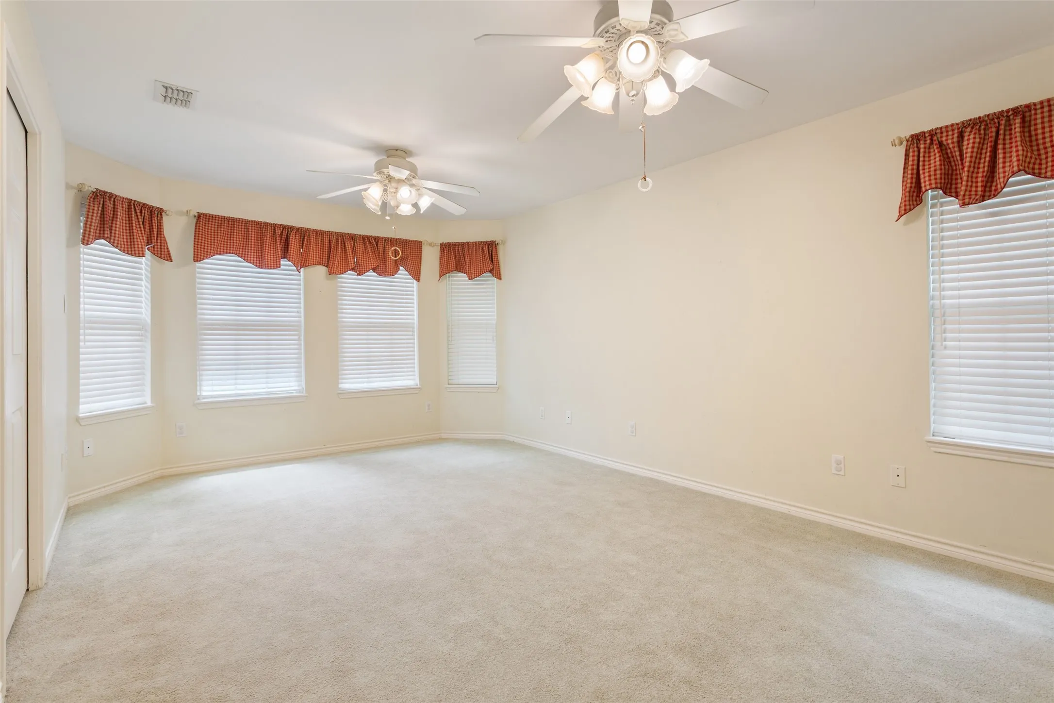 Single Family Residence For Sale in Freestone County , 804 Canary Lane, Fairfield, Texas 75840, 2 Bedrooms, 2 Bathrooms, 2 Garage spaces, 1,567 Sqft, built in 2001, Price $349,500, mls#21340771, Real Estate Agent in Fairfield, Homes For Sale in Freestone county, Homes For Sale in Fairfield, Realtor in Fairfield Texas, Real Estate Brokerage Independent Realty Texas, Luminita Cordes Realtor