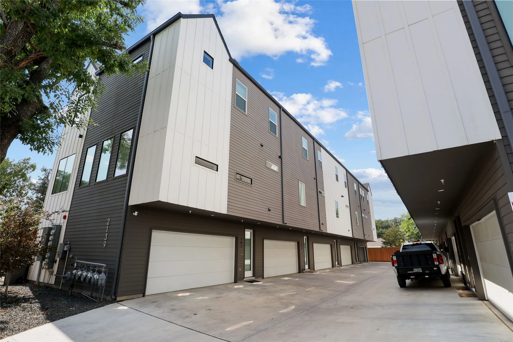 Condominium For Rent in Dallas County , 2139 Mail Avenue 102, Dallas, Texas 75235, 2 Bedroom, 3 Bathroom, 2 Garage spaces, 1,512 Sqft, built in 2021, mls#21340851, Real Estate Agent in Dallas, Homes For Rent in Dallas county, Homes For Rent in Dallas, Realtor in Dallas Texas, Real Estate Brokerage Independent Realty Texas, Luminita Cordes Realtor