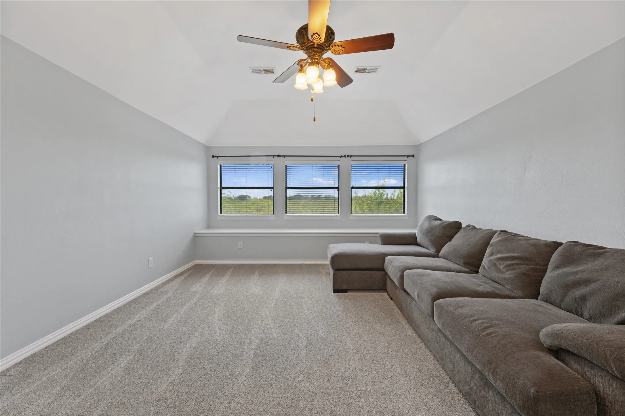 Single Family Residence For Sale in Denton County , 5508 Thistle Hill, Denton, Texas 76210, 4 Bedroom, 3 Bathroom, 2 Garage spaces, 3,091 Sqft, built in 2008, mls#21339005, Real Estate Agent in Denton, Homes For Sale in Denton county, Homes For Sale in Denton, Realtor in Denton Texas, Real Estate Brokerage Independent Realty Texas, Luminita Cordes Realtor