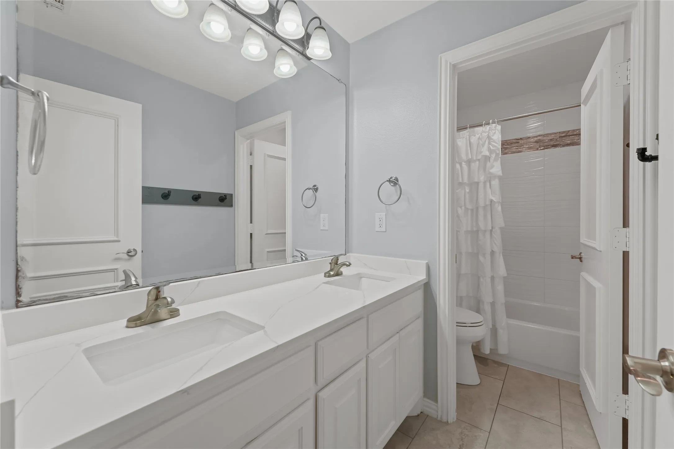 Single Family Residence For Sale in Denton County , 5508 Thistle Hill, Denton, Texas 76210, 4 Bedroom, 3 Bathroom, 2 Garage spaces, 3,091 Sqft, built in 2008, mls#21339005, Real Estate Agent in Denton, Homes For Sale in Denton county, Homes For Sale in Denton, Realtor in Denton Texas, Real Estate Brokerage Independent Realty Texas, Luminita Cordes Realtor
