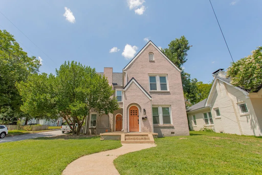 Triplex For Sale in Smith County , 831 W Houston Street, Tyler, Texas 75702, 5 Bedroom, 3 Bathroom, Garage spaces, 0 Sqft, built in 1932, mls#21333033, Real Estate Agent in Tyler, Homes For Sale in Smith county, Homes For Sale in Tyler, Realtor in Tyler Texas, Real Estate Brokerage Independent Realty Texas, Luminita Cordes Realtor
