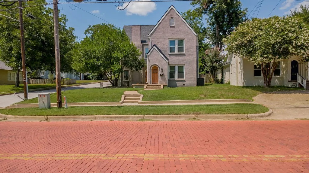 Triplex For Sale in Smith County , 831 W Houston Street, Tyler, Texas 75702, 5 Bedroom, 3 Bathroom, Garage spaces, 0 Sqft, built in 1932, mls#21333033, Real Estate Agent in Tyler, Homes For Sale in Smith county, Homes For Sale in Tyler, Realtor in Tyler Texas, Real Estate Brokerage Independent Realty Texas, Luminita Cordes Realtor