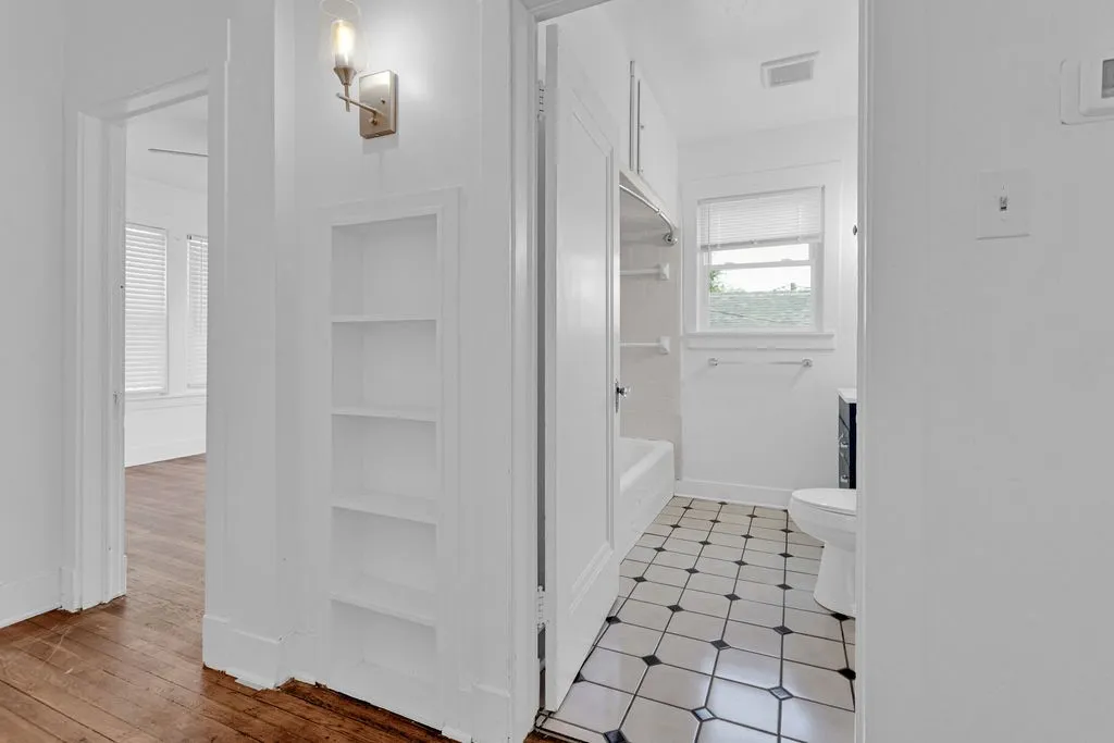 Triplex For Sale in Smith County , 831 W Houston Street, Tyler, Texas 75702, 5 Bedroom, 3 Bathroom, Garage spaces, 0 Sqft, built in 1932, mls#21333033, Real Estate Agent in Tyler, Homes For Sale in Smith county, Homes For Sale in Tyler, Realtor in Tyler Texas, Real Estate Brokerage Independent Realty Texas, Luminita Cordes Realtor