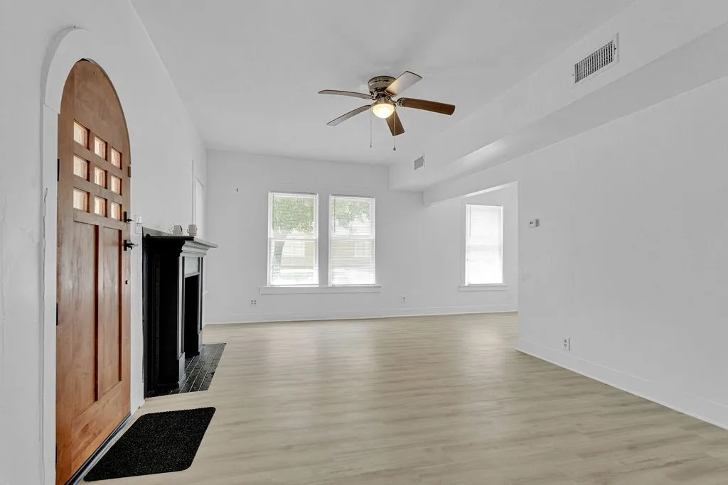 Triplex For Sale in Smith County , 831 W Houston Street, Tyler, Texas 75702, 5 Bedroom, 3 Bathroom, Garage spaces, 0 Sqft, built in 1932, mls#21333033, Real Estate Agent in Tyler, Homes For Sale in Smith county, Homes For Sale in Tyler, Realtor in Tyler Texas, Real Estate Brokerage Independent Realty Texas, Luminita Cordes Realtor