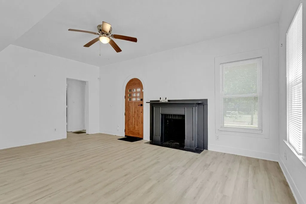 Triplex For Sale in Smith County , 831 W Houston Street, Tyler, Texas 75702, 5 Bedroom, 3 Bathroom, Garage spaces, 0 Sqft, built in 1932, mls#21333033, Real Estate Agent in Tyler, Homes For Sale in Smith county, Homes For Sale in Tyler, Realtor in Tyler Texas, Real Estate Brokerage Independent Realty Texas, Luminita Cordes Realtor