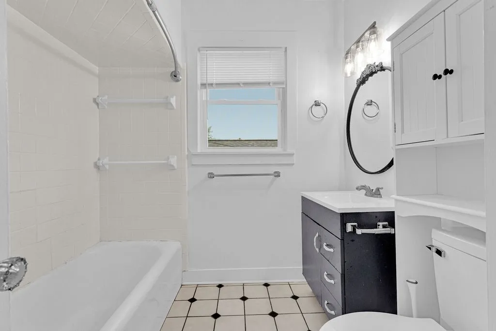 Triplex For Sale in Smith County , 831 W Houston Street, Tyler, Texas 75702, 5 Bedroom, 3 Bathroom, Garage spaces, 0 Sqft, built in 1932, mls#21333033, Real Estate Agent in Tyler, Homes For Sale in Smith county, Homes For Sale in Tyler, Realtor in Tyler Texas, Real Estate Brokerage Independent Realty Texas, Luminita Cordes Realtor