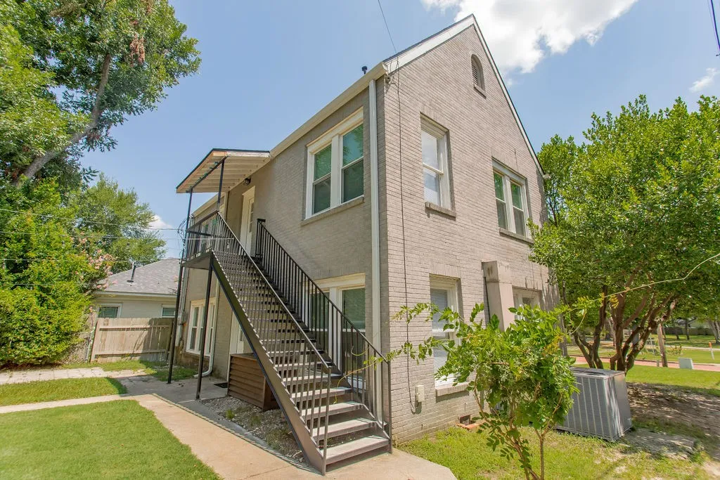 Triplex For Sale in Smith County , 831 W Houston Street, Tyler, Texas 75702, 5 Bedroom, 3 Bathroom, Garage spaces, 0 Sqft, built in 1932, mls#21333033, Real Estate Agent in Tyler, Homes For Sale in Smith county, Homes For Sale in Tyler, Realtor in Tyler Texas, Real Estate Brokerage Independent Realty Texas, Luminita Cordes Realtor