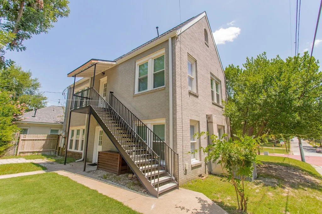 Triplex For Sale in Smith County , 831 W Houston Street, Tyler, Texas 75702, 5 Bedroom, 3 Bathroom, Garage spaces, 0 Sqft, built in 1932, mls#21333033, Real Estate Agent in Tyler, Homes For Sale in Smith county, Homes For Sale in Tyler, Realtor in Tyler Texas, Real Estate Brokerage Independent Realty Texas, Luminita Cordes Realtor