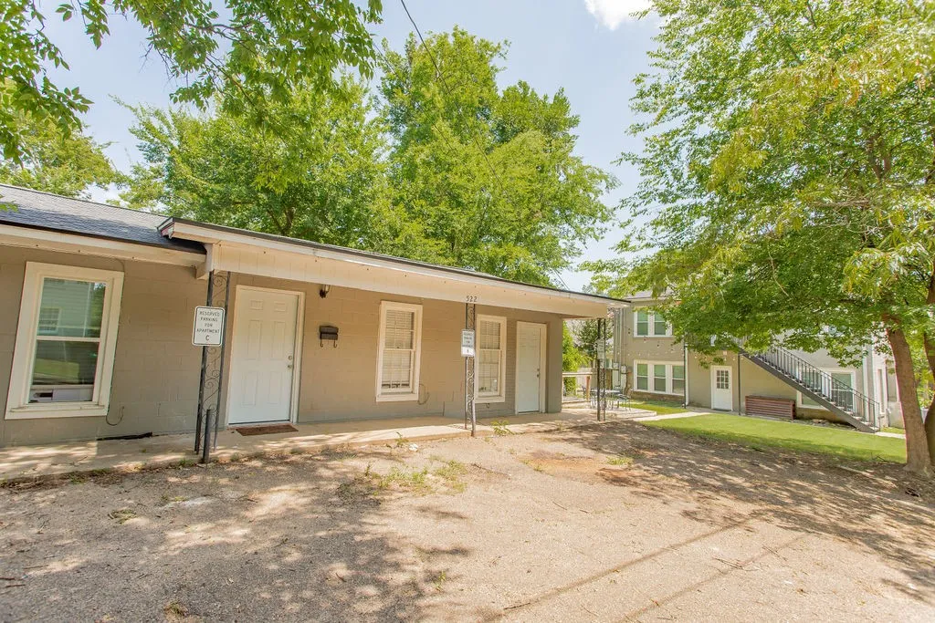 Triplex For Sale in Smith County , 831 W Houston Street, Tyler, Texas 75702, 5 Bedroom, 3 Bathroom, Garage spaces, 0 Sqft, built in 1932, mls#21333033, Real Estate Agent in Tyler, Homes For Sale in Smith county, Homes For Sale in Tyler, Realtor in Tyler Texas, Real Estate Brokerage Independent Realty Texas, Luminita Cordes Realtor