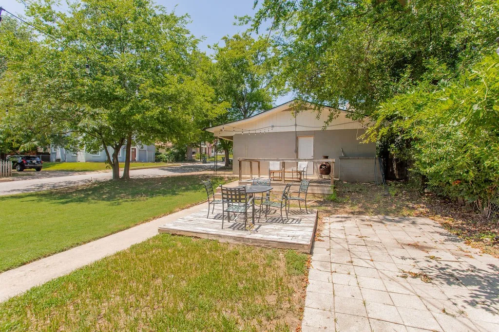 Triplex For Sale in Smith County , 831 W Houston Street, Tyler, Texas 75702, 5 Bedroom, 3 Bathroom, Garage spaces, 0 Sqft, built in 1932, mls#21333033, Real Estate Agent in Tyler, Homes For Sale in Smith county, Homes For Sale in Tyler, Realtor in Tyler Texas, Real Estate Brokerage Independent Realty Texas, Luminita Cordes Realtor