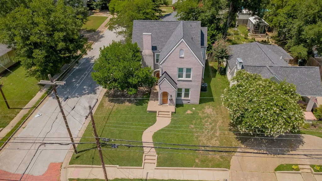 Triplex For Sale in Smith County , 831 W Houston Street, Tyler, Texas 75702, 5 Bedroom, 3 Bathroom, Garage spaces, 0 Sqft, built in 1932, mls#21333033, Real Estate Agent in Tyler, Homes For Sale in Smith county, Homes For Sale in Tyler, Realtor in Tyler Texas, Real Estate Brokerage Independent Realty Texas, Luminita Cordes Realtor