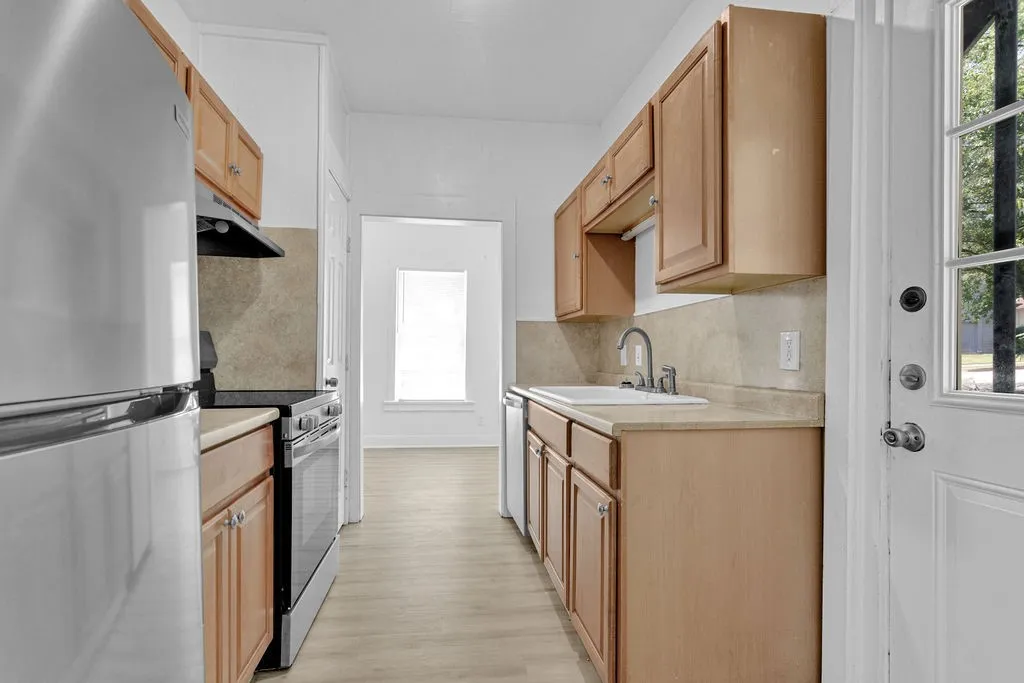 Triplex For Sale in Smith County , 831 W Houston Street, Tyler, Texas 75702, 5 Bedroom, 3 Bathroom, Garage spaces, 0 Sqft, built in 1932, mls#21333033, Real Estate Agent in Tyler, Homes For Sale in Smith county, Homes For Sale in Tyler, Realtor in Tyler Texas, Real Estate Brokerage Independent Realty Texas, Luminita Cordes Realtor