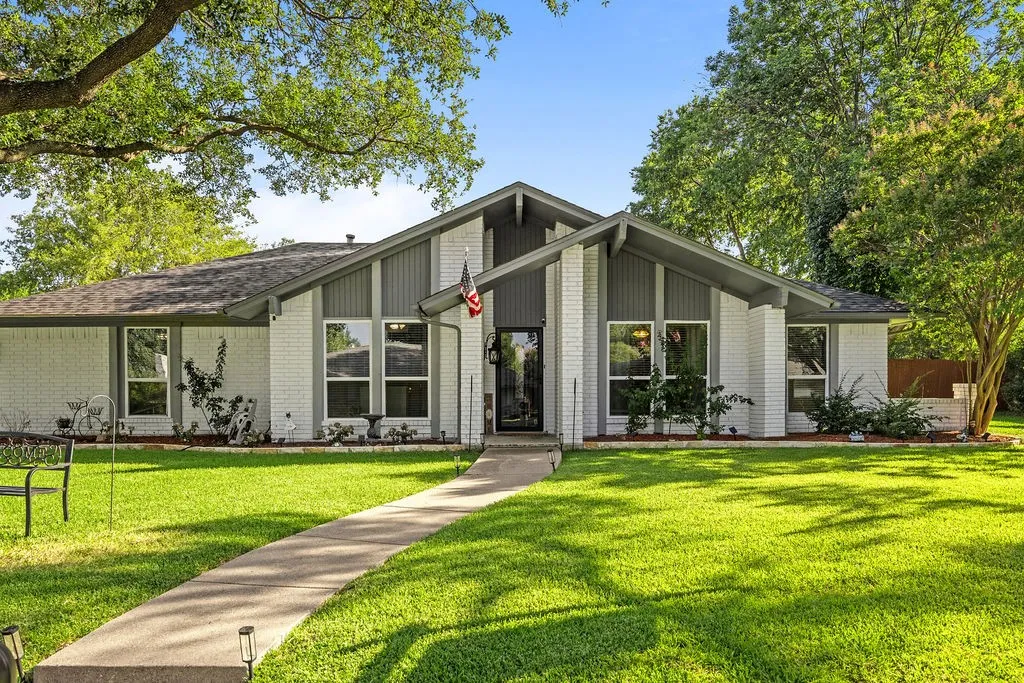 Single Family Residence For Sale in Denton County , 1320 San Antone Lane, Lewisville, Texas 75077, 3 Bedroom, 3 Bathroom, 2 Garage spaces, 2,010 Sqft, built in 1976, mls#21337672, Real Estate Agent in Lewisville, Homes For Sale in Denton county, Homes For Sale in Lewisville, Realtor in Lewisville Texas, Real Estate Brokerage Independent Realty Texas, Luminita Cordes Realtor