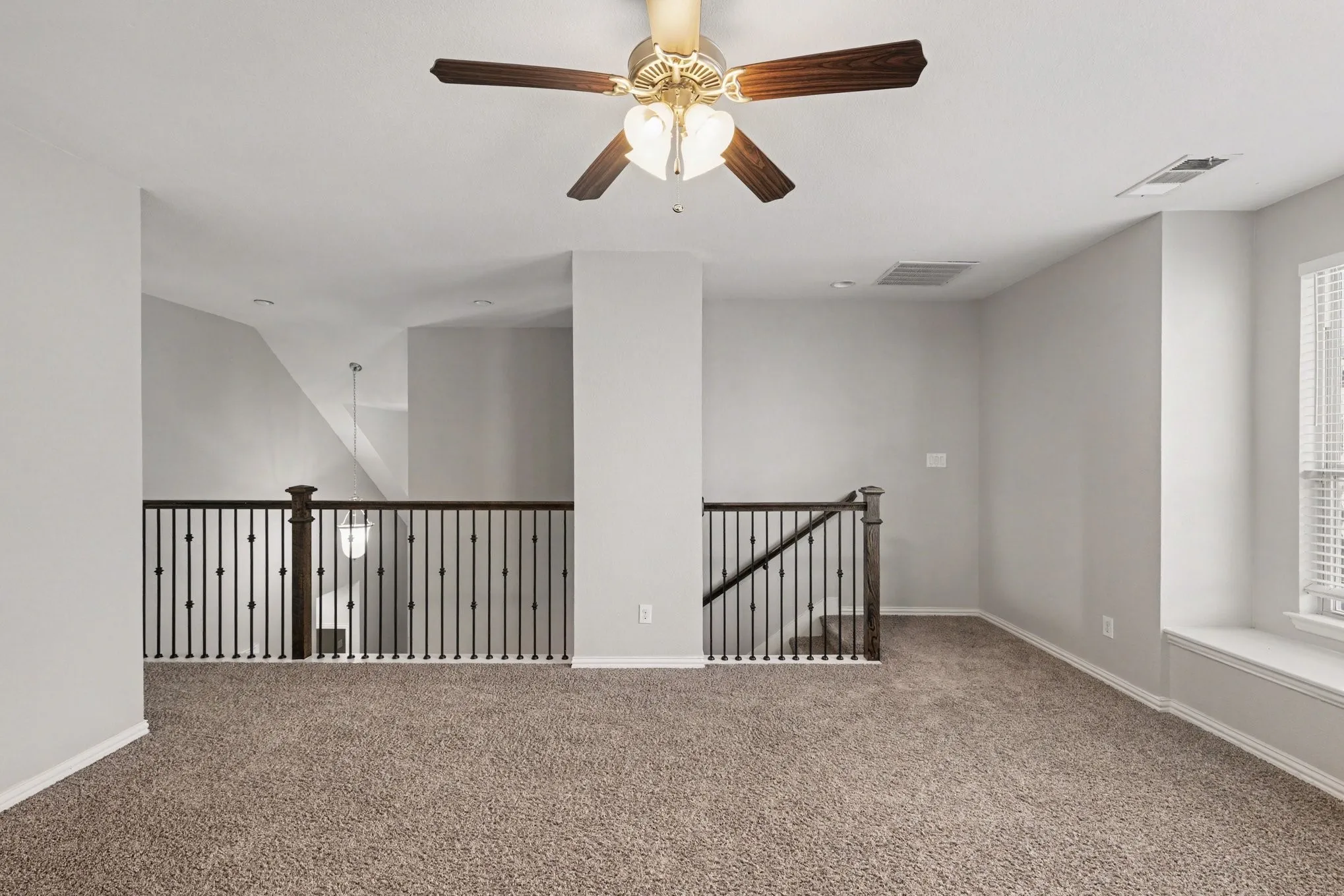 Single Family Residence For Sale in Denton County , 740 Field Crossing, Little Elm, Texas 76227, 4 Bedroom, 3 Bathroom, 2 Garage spaces, 2,786 Sqft, built in 2016, mls#21316729, Real Estate Agent in Little Elm, Homes For Sale in Denton county, Homes For Sale in Little Elm, Realtor in Little Elm Texas, Real Estate Brokerage Independent Realty Texas, Luminita Cordes Realtor