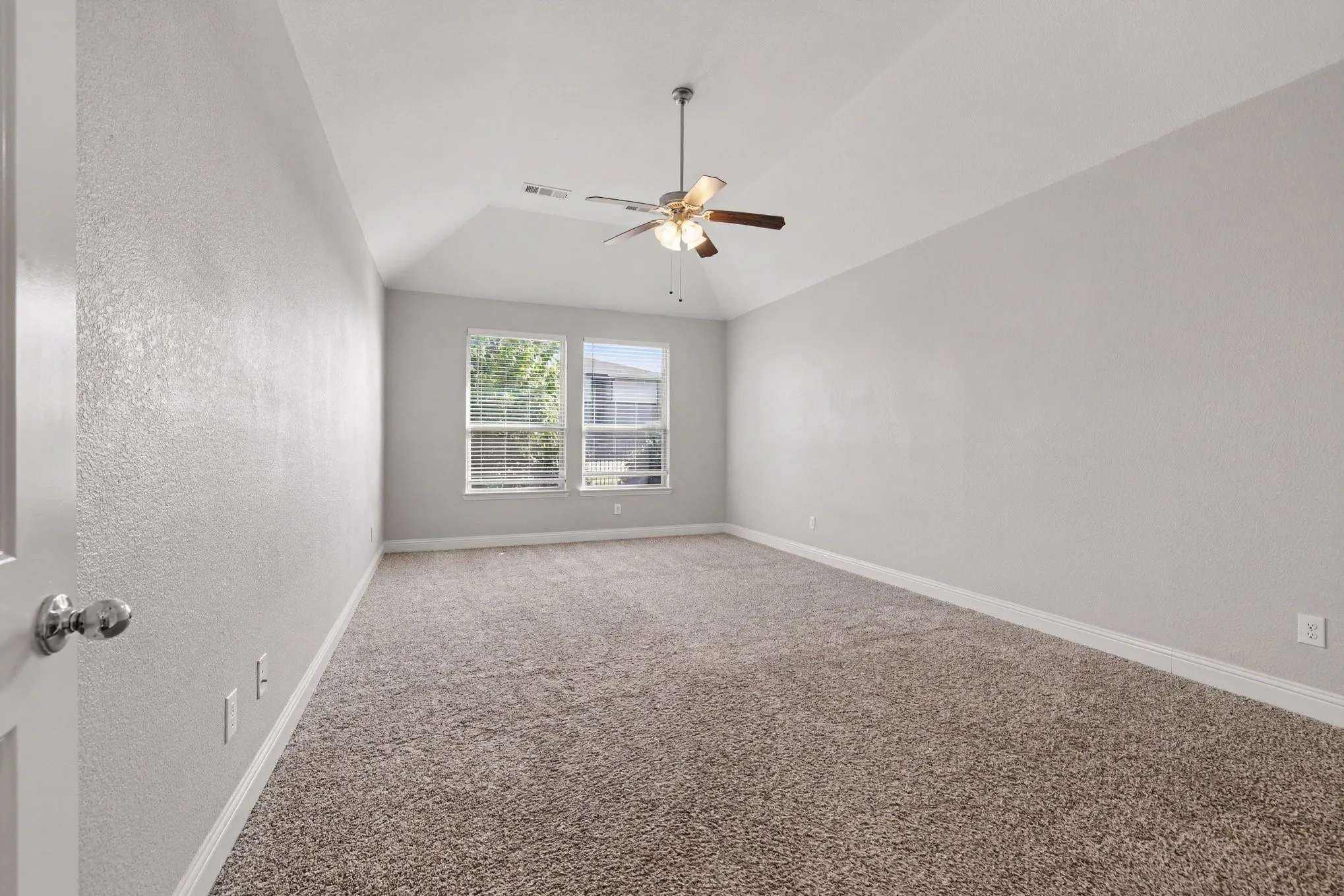 Single Family Residence For Sale in Denton County , 740 Field Crossing, Little Elm, Texas 76227, 4 Bedroom, 3 Bathroom, 2 Garage spaces, 2,786 Sqft, built in 2016, mls#21316729, Real Estate Agent in Little Elm, Homes For Sale in Denton county, Homes For Sale in Little Elm, Realtor in Little Elm Texas, Real Estate Brokerage Independent Realty Texas, Luminita Cordes Realtor