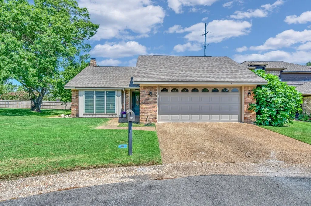 Single Family Residence For Sale in Mc Lennan County , 56 Sugar Creek Place, Woodway, Texas 76712, 4 Bedroom, 2 Bathroom, 2 Garage spaces, 1,977 Sqft, built in 1979, mls#21326807, Real Estate Agent in Woodway, Homes For Sale in Mc Lennan county, Homes For Sale in Woodway, Realtor in Woodway Texas, Real Estate Brokerage Independent Realty Texas, Luminita Cordes Realtor