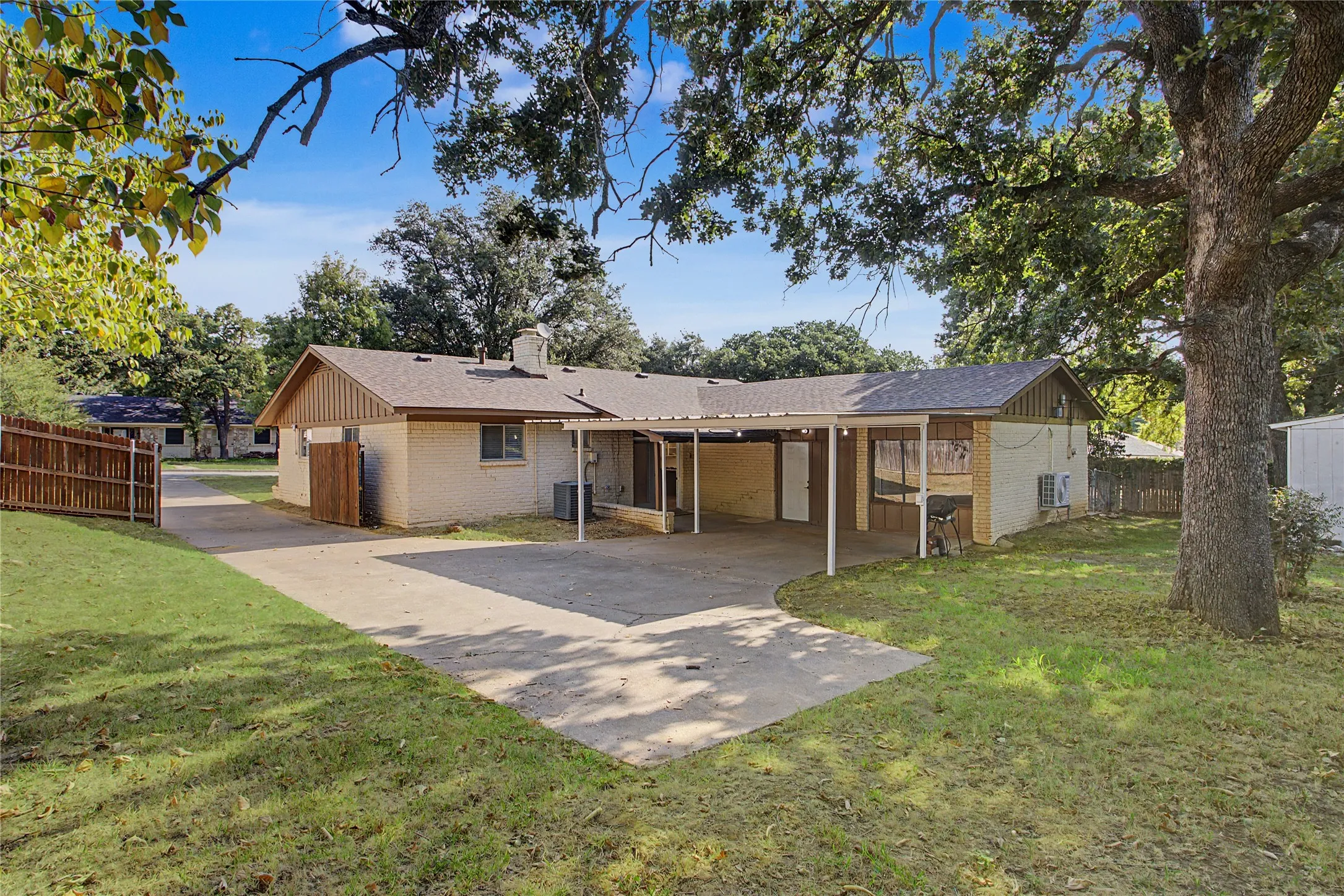 Single Family Residence For Sale in Tarrant County , 7232 Monterrey Drive, Fort Worth, Texas 76112, 3 Bedroom, 2 Bathroom, Garage spaces, 2,250 Sqft, built in 1963, mls#21340070, Real Estate Agent in Fort Worth, Homes For Sale in Tarrant county, Homes For Sale in Fort Worth, Realtor in Fort Worth Texas, Real Estate Brokerage Independent Realty Texas, Luminita Cordes Realtor