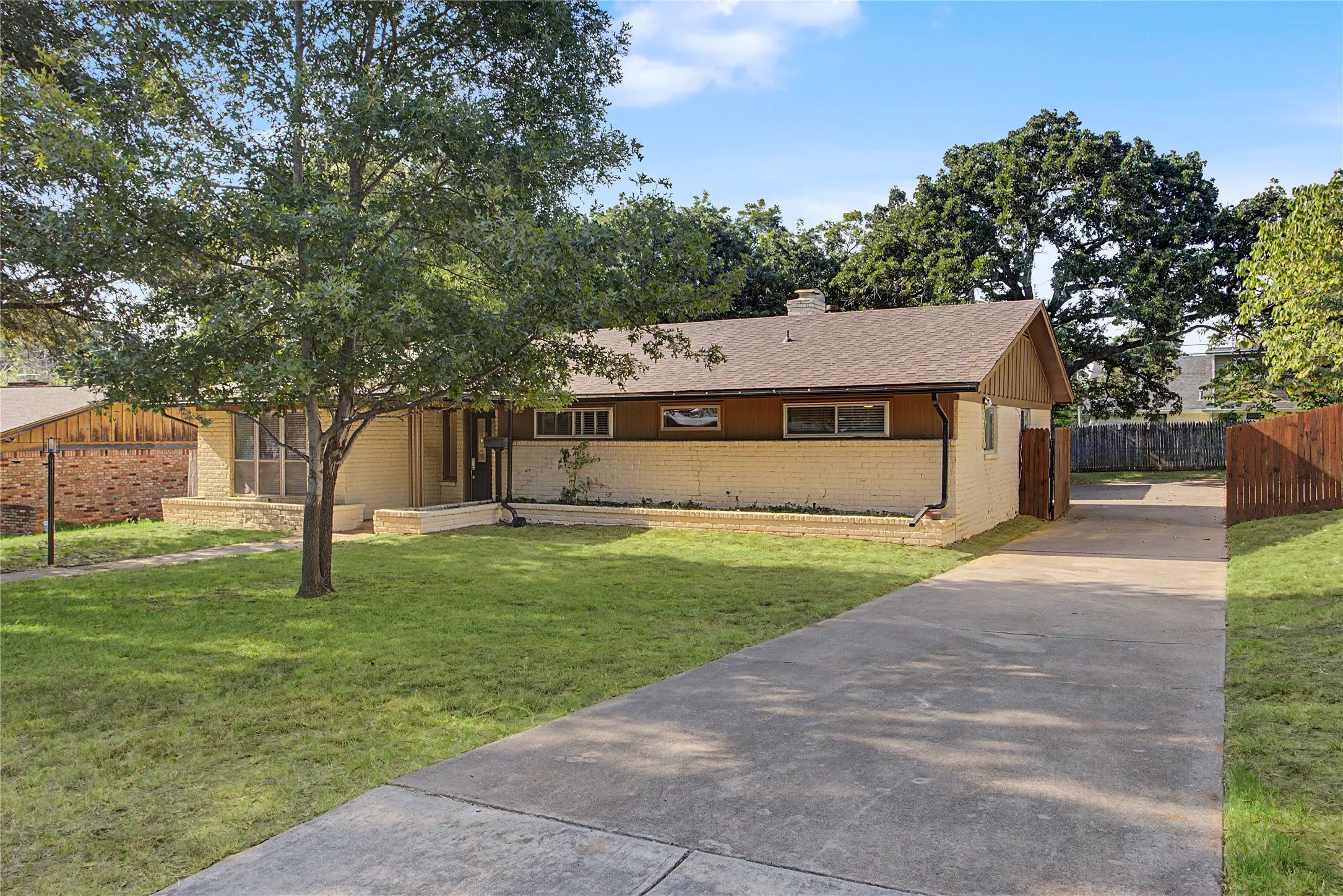 Single Family Residence For Sale in Tarrant County , 7232 Monterrey Drive, Fort Worth, Texas 76112, 3 Bedroom, 2 Bathroom, Garage spaces, 2,250 Sqft, built in 1963, mls#21340070, Real Estate Agent in Fort Worth, Homes For Sale in Tarrant county, Homes For Sale in Fort Worth, Realtor in Fort Worth Texas, Real Estate Brokerage Independent Realty Texas, Luminita Cordes Realtor
