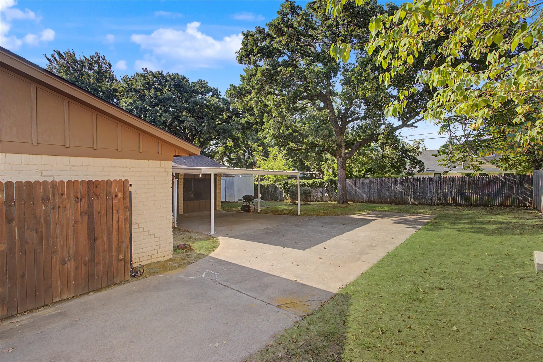 Single Family Residence For Sale in Tarrant County , 7232 Monterrey Drive, Fort Worth, Texas 76112, 3 Bedroom, 2 Bathroom, Garage spaces, 2,250 Sqft, built in 1963, mls#21340070, Real Estate Agent in Fort Worth, Homes For Sale in Tarrant county, Homes For Sale in Fort Worth, Realtor in Fort Worth Texas, Real Estate Brokerage Independent Realty Texas, Luminita Cordes Realtor