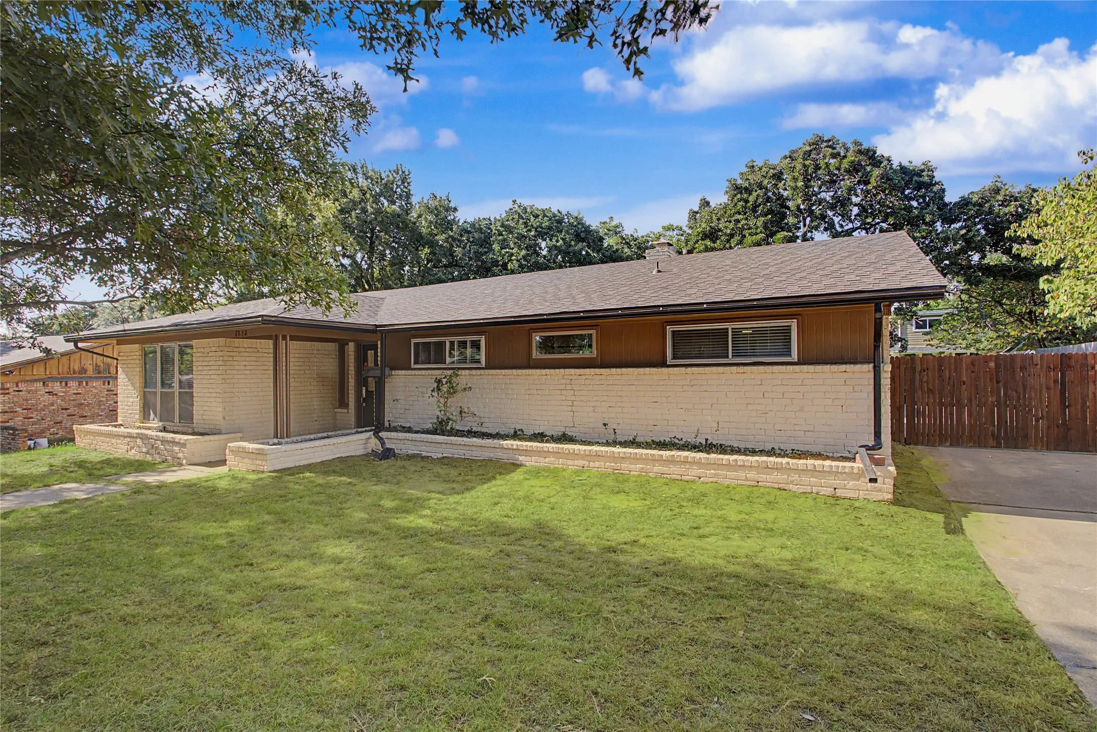 Single Family Residence For Sale in Tarrant County , 7232 Monterrey Drive, Fort Worth, Texas 76112, 3 Bedroom, 2 Bathroom, Garage spaces, 2,250 Sqft, built in 1963, mls#21340070, Real Estate Agent in Fort Worth, Homes For Sale in Tarrant county, Homes For Sale in Fort Worth, Realtor in Fort Worth Texas, Real Estate Brokerage Independent Realty Texas, Luminita Cordes Realtor